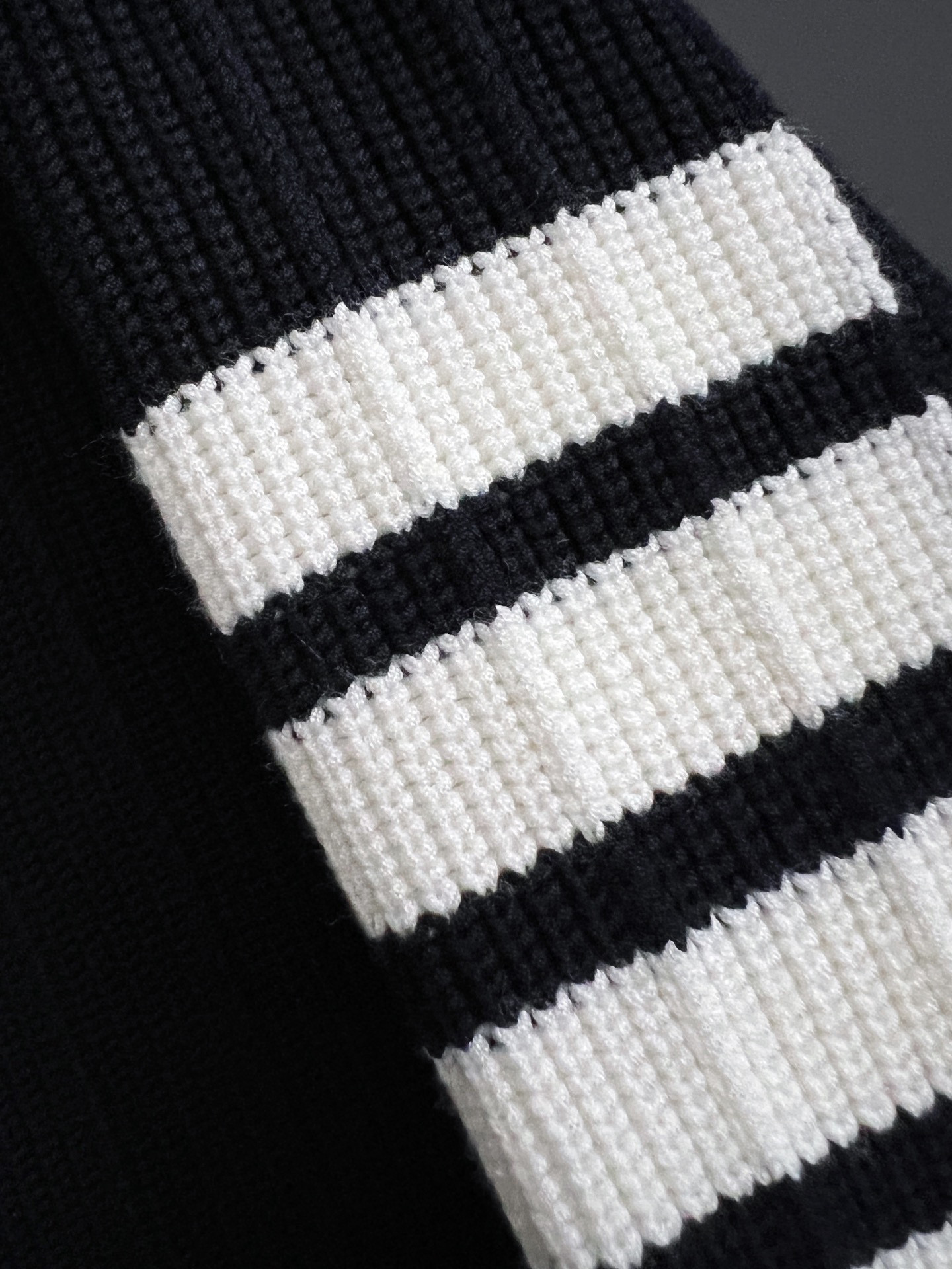 ）TB*最新爆款、25ss最新款秋冬时尚毛衣7针织线、最顶级版黑色华夫格提针织log0纯色专柜款针织线衫