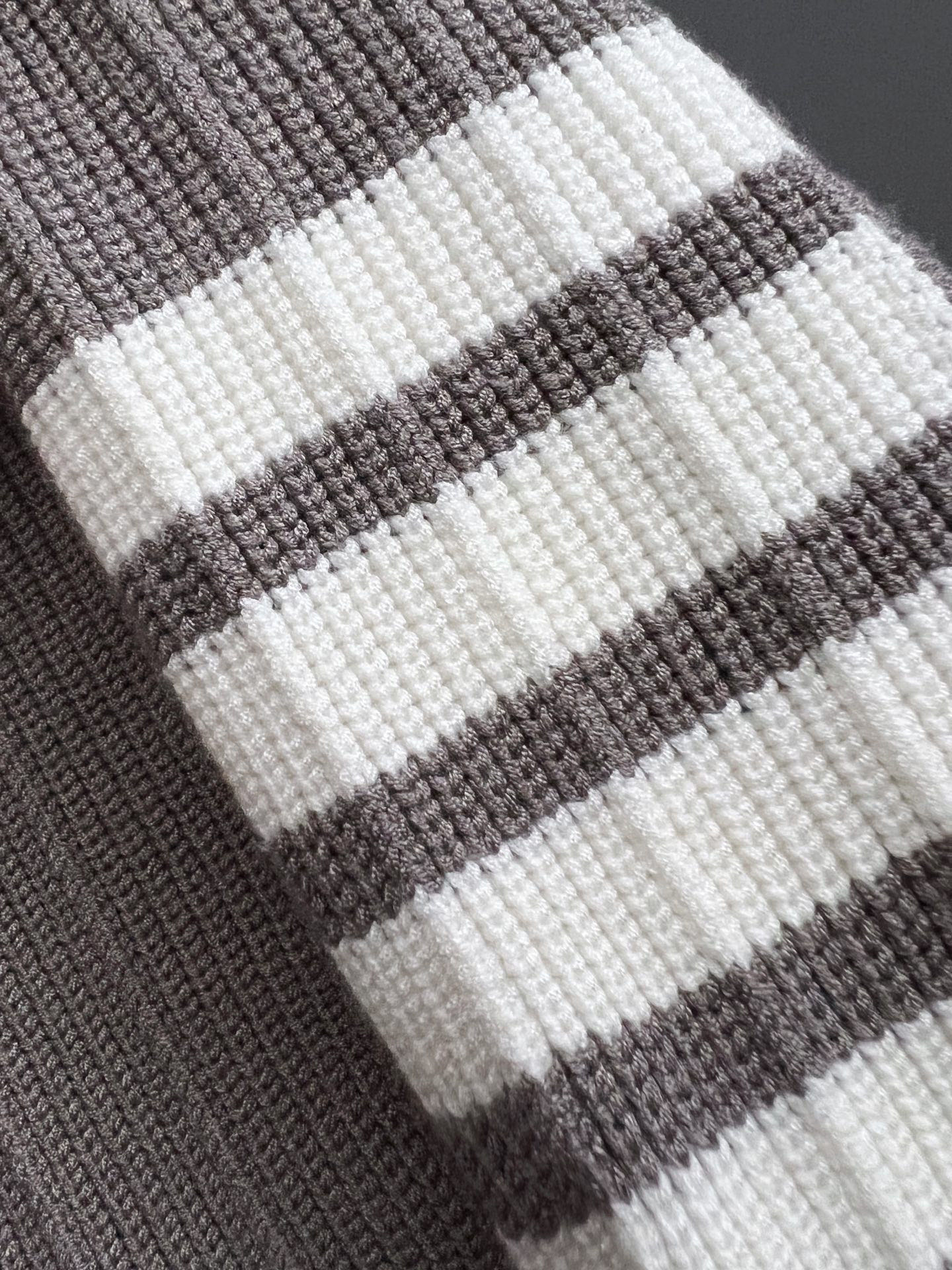 ）TB*最新爆款、25ss最新款秋冬时尚毛衣7针织线、最顶级版黑色华夫格提针织log0纯色专柜款针织线衫