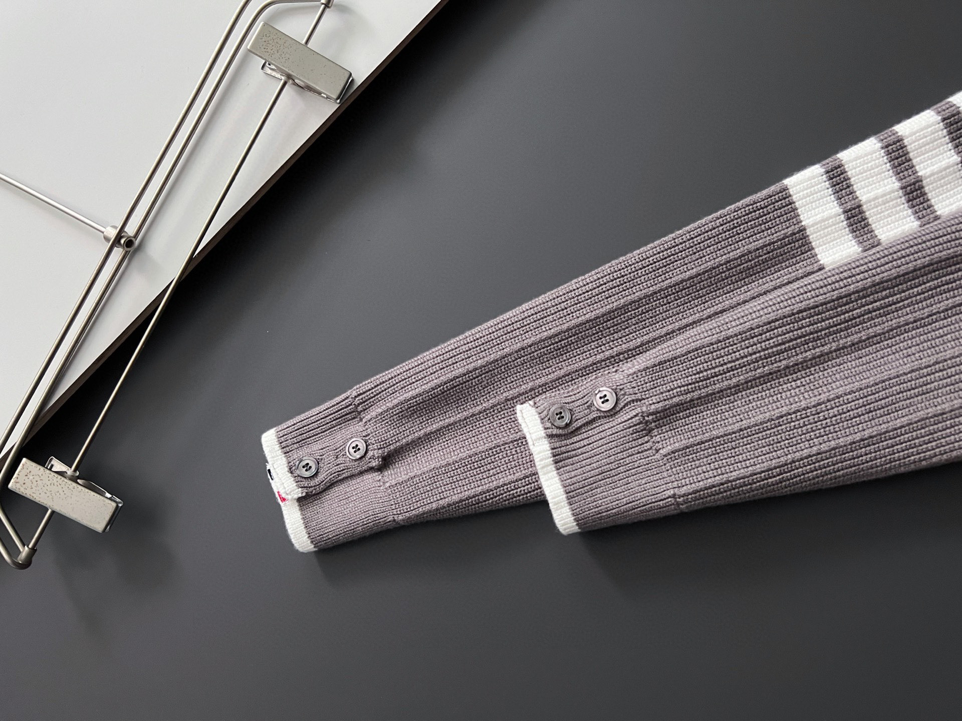 ）TB*最新爆款、25ss最新款秋冬时尚毛衣7针织线、最顶级版黑色华夫格提针织log0纯色专柜款针织线衫