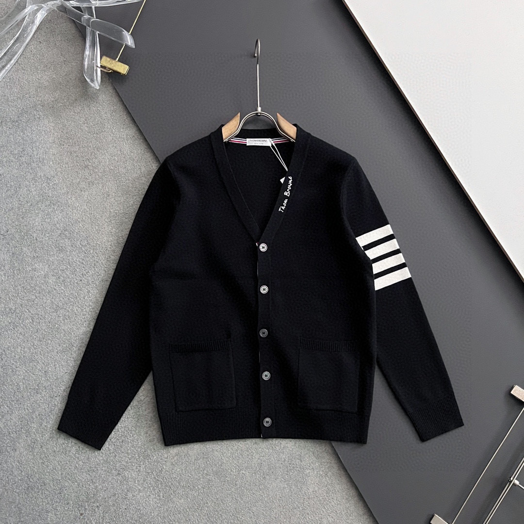 ） 贸易公司渠道货！买手店人气TOP单品！TB/桑姆·布*尼原单男士时装款针织羊绒羊毛混纺开衫毛衣上身效