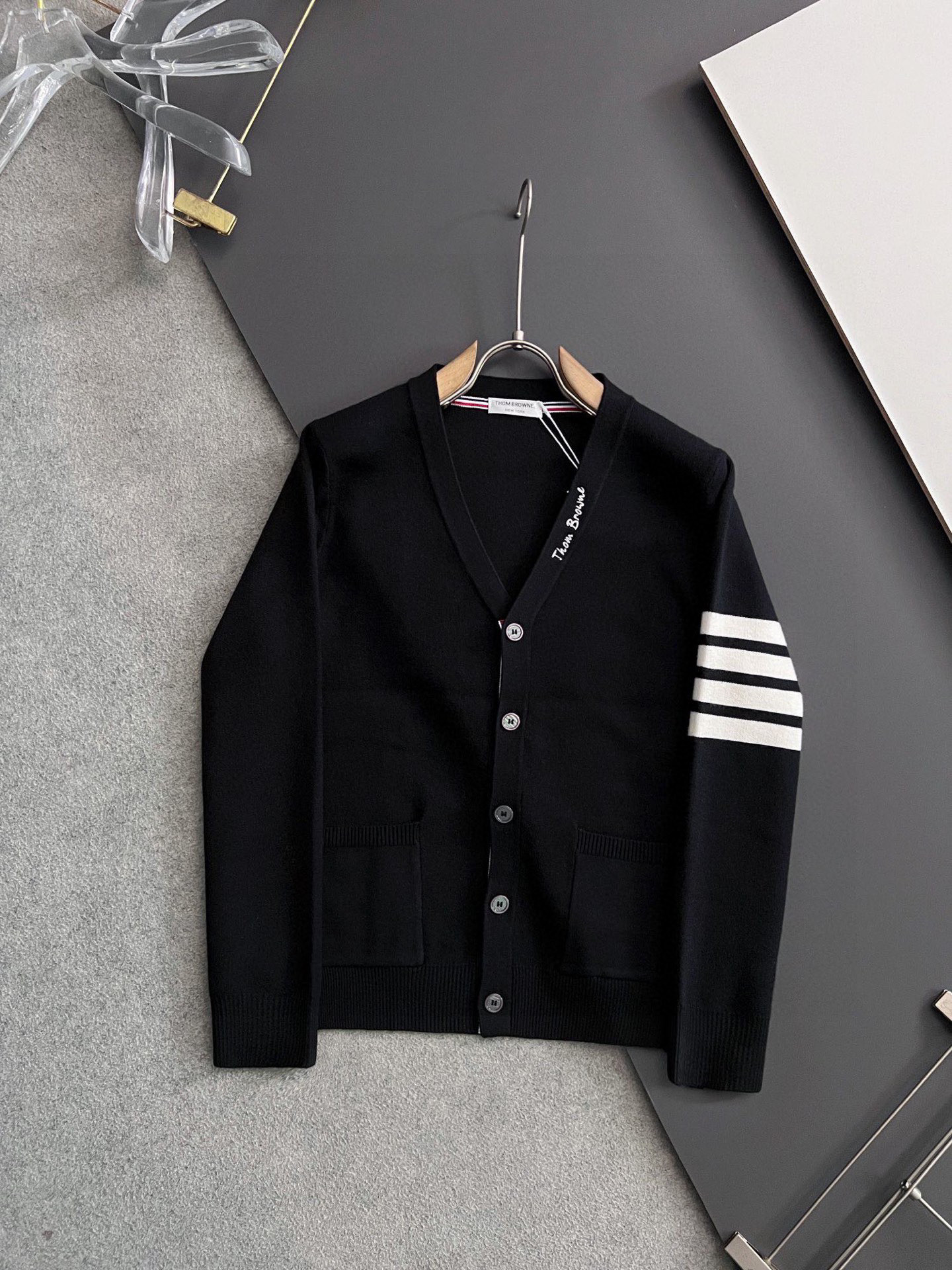 ） 贸易公司渠道货！买手店人气TOP单品！TB/桑姆·布*尼原单男士时装款针织羊绒羊毛混纺开衫毛衣上身效