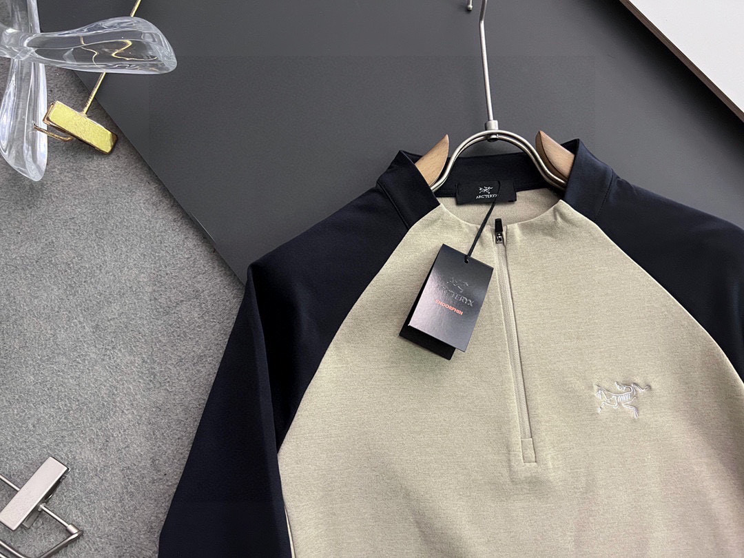 ）始祖🐦！秋冬限定百搭王｜进口麻桑棉独家定制。 精美刺绣工艺半拉链，柔软贴身科技面料，定制原版螺纹，档次