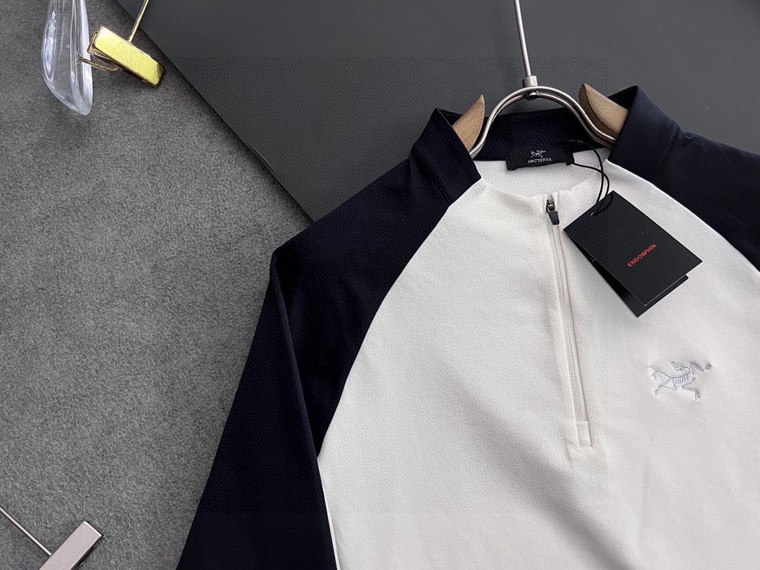 ）始祖🐦！秋冬限定百搭王｜进口麻桑棉独家定制。 精美刺绣工艺半拉链，柔软贴身科技面料，定制原版螺纹，档次