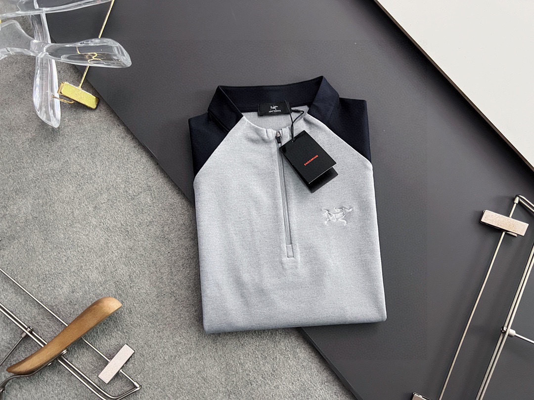 ）始祖🐦！秋冬限定百搭王｜进口麻桑棉独家定制。 精美刺绣工艺半拉链，柔软贴身科技面料，定制原版螺纹，档次