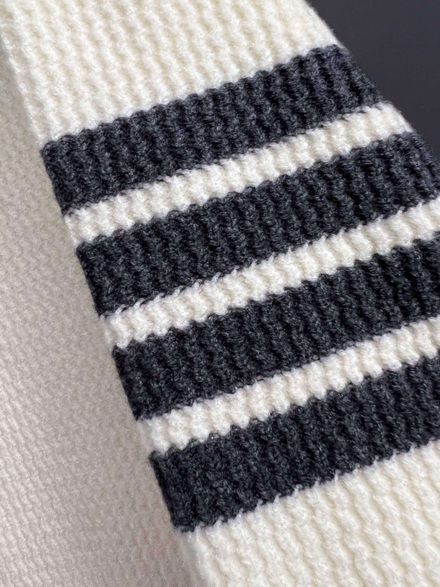 ）TB*、25ss最新款秋冬时尚毛衣7针织线、最顶级版黑色华夫格提针织log0纯色专柜款针织线衫圆领套头