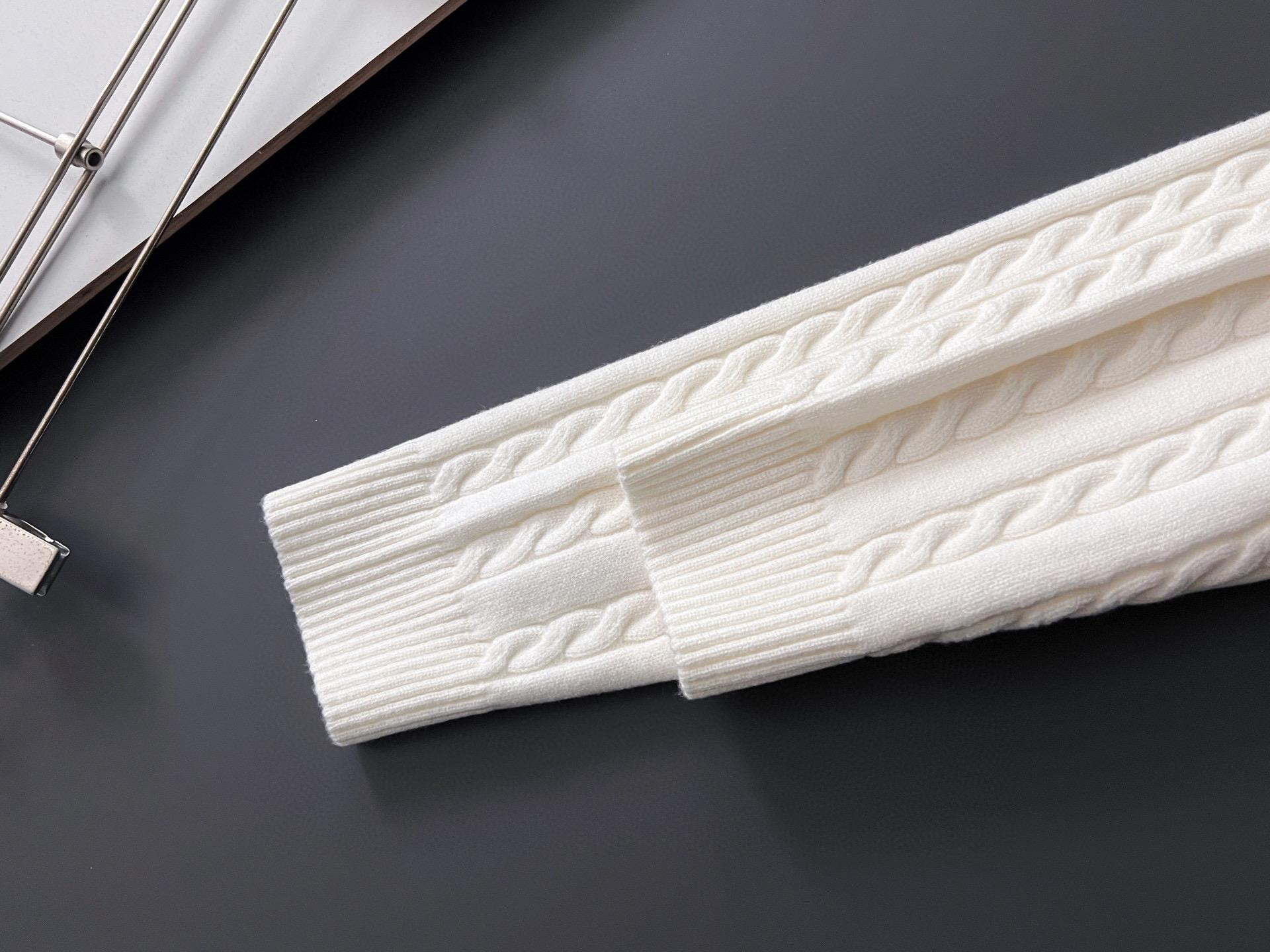 ）Loe🌟秋冬新款男女同款高克重针织羊毛开衫，配色标识条纹工艺设计！钩织标识条纹修饰，设计经典配色钩织设