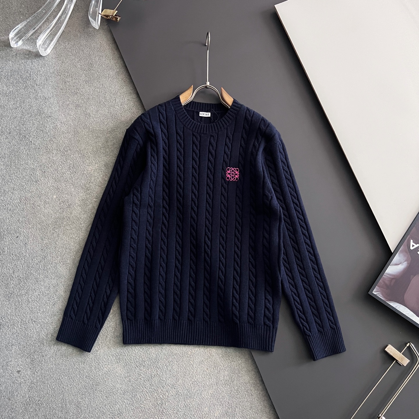 ）Loe🌟秋冬新款男女同款高克重针织羊毛开衫，配色标识条纹工艺设计！钩织标识条纹修饰，设计经典配色钩织设