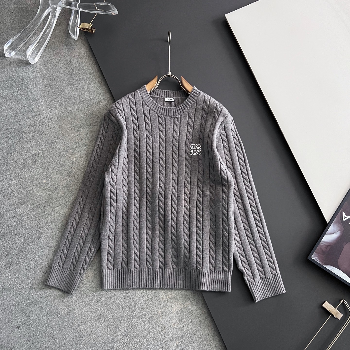 ）Loe🌟秋冬新款男女同款高克重针织羊毛开衫，配色标识条纹工艺设计！钩织标识条纹修饰，设计经典配色钩织设