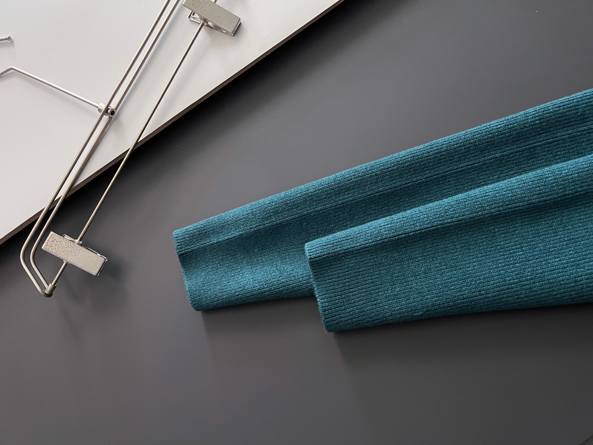 ）CD🌟秋冬新款男女同款高克重针织羊毛开衫，配色标识条纹工艺设计！钩织标识条纹修饰，设计经典配色钩织设计