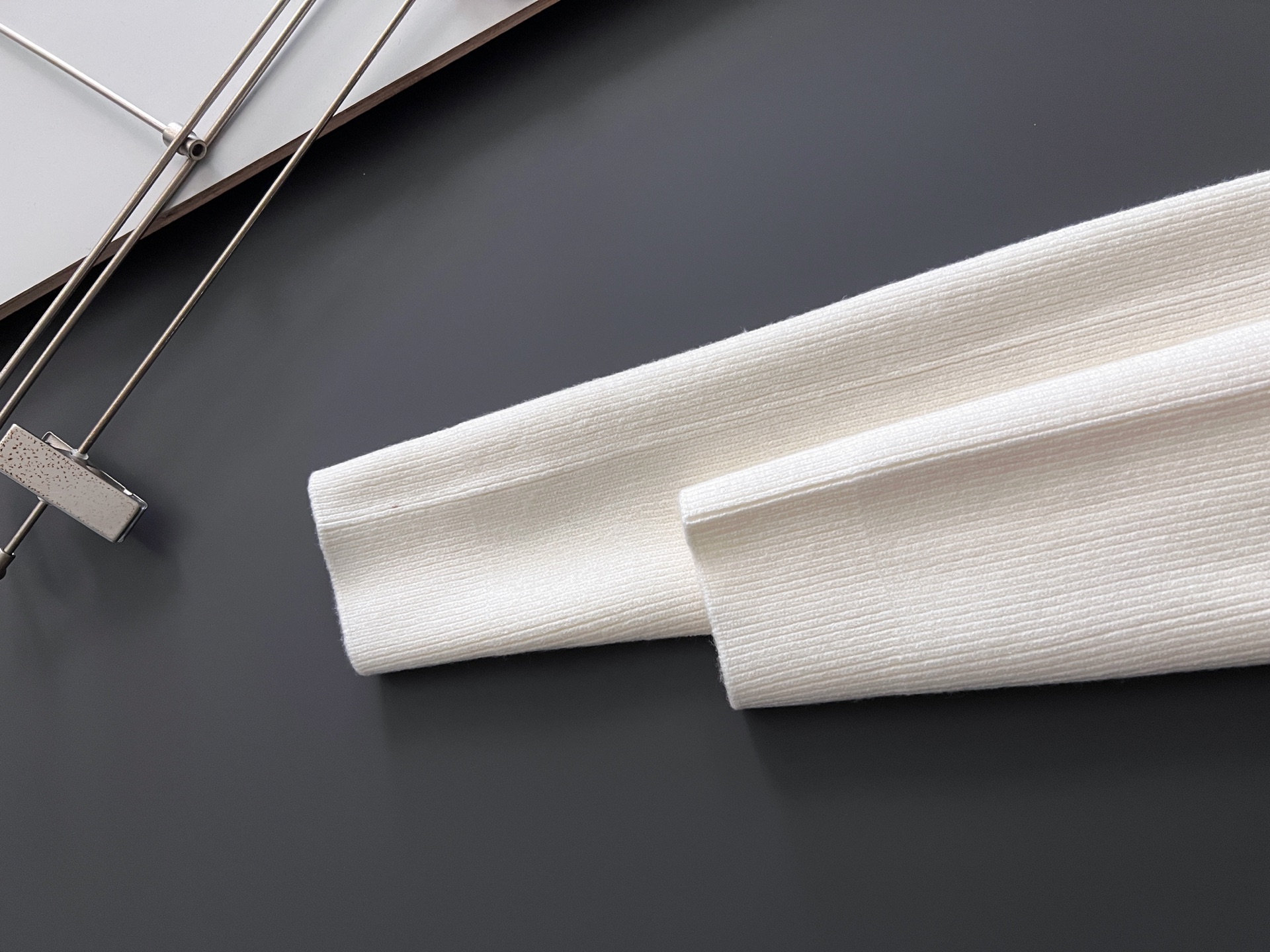 ）CD🌟秋冬新款男女同款高克重针织羊毛开衫，配色标识条纹工艺设计！钩织标识条纹修饰，设计经典配色钩织设计