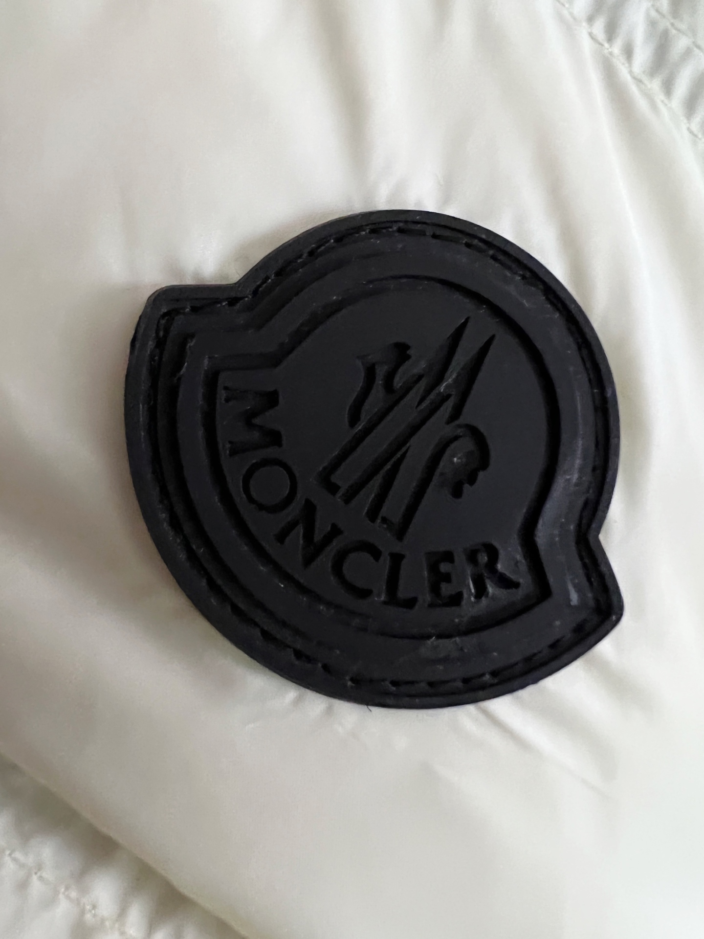 ）Moncle* 轻薄休闲羽绒马甲，轻奢白鸭绒羽绒夹克抵御寒风侵袭，15D高密功能性5防面料，蕞具时尚感