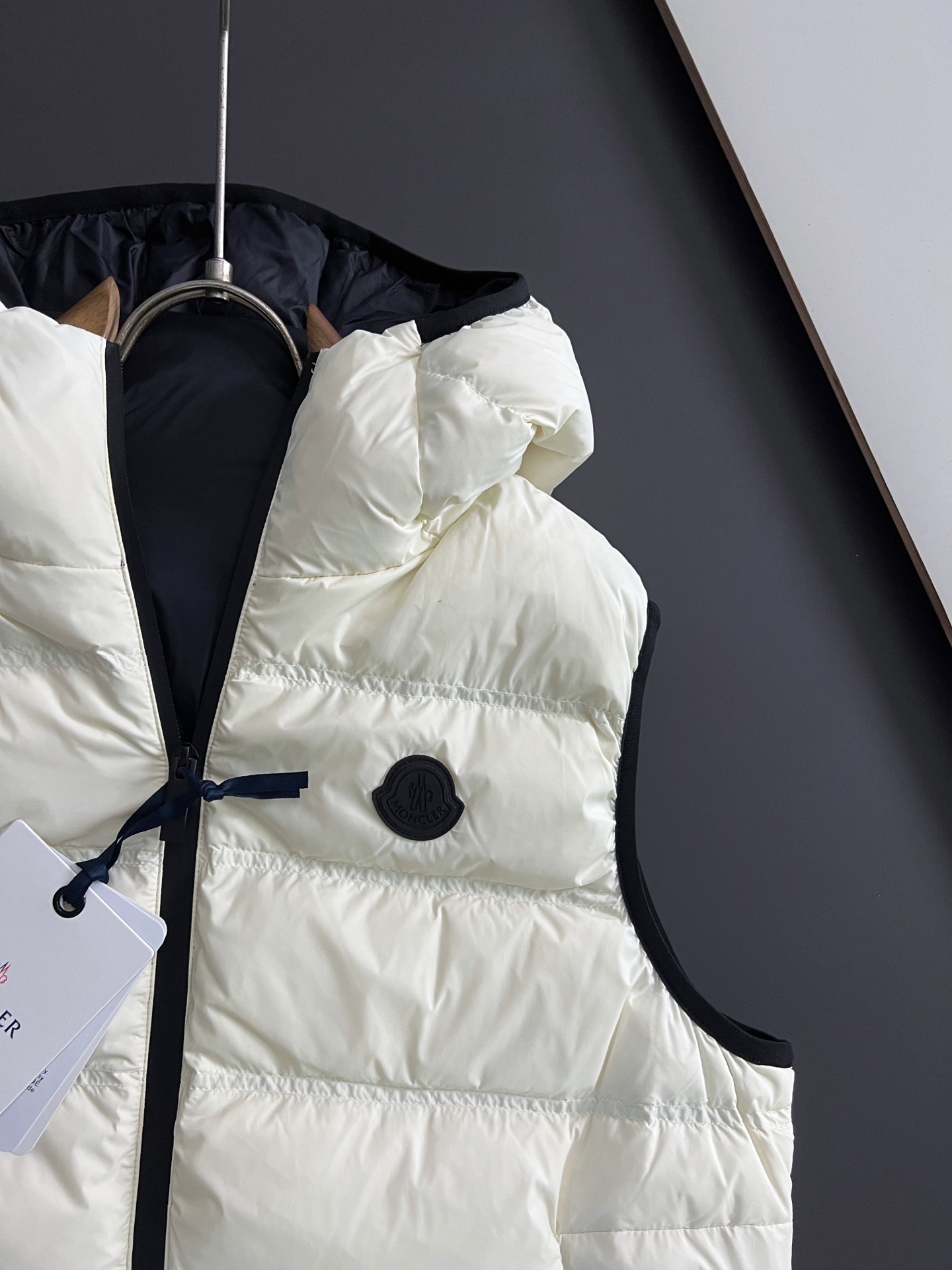 ）Moncle* 轻薄休闲羽绒马甲，轻奢白鸭绒羽绒夹克抵御寒风侵袭，15D高密功能性5防面料，蕞具时尚感