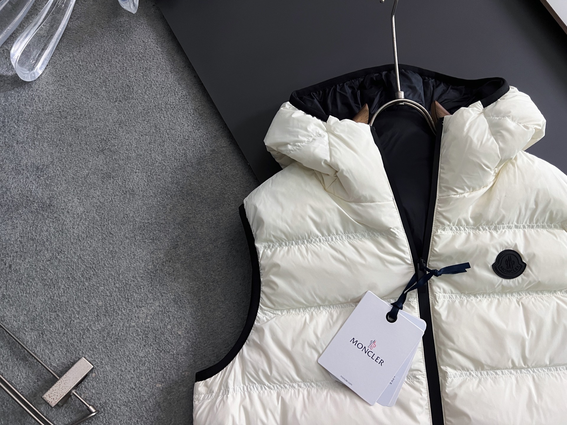 ）Moncle* 轻薄休闲羽绒马甲，轻奢白鸭绒羽绒夹克抵御寒风侵袭，15D高密功能性5防面料，蕞具时尚感