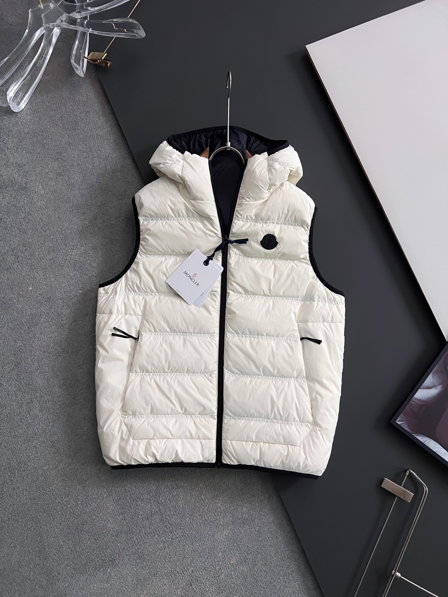 ）Moncle* 轻薄休闲羽绒马甲，轻奢白鸭绒羽绒夹克抵御寒风侵袭，15D高密功能性5防面料，蕞具时尚感