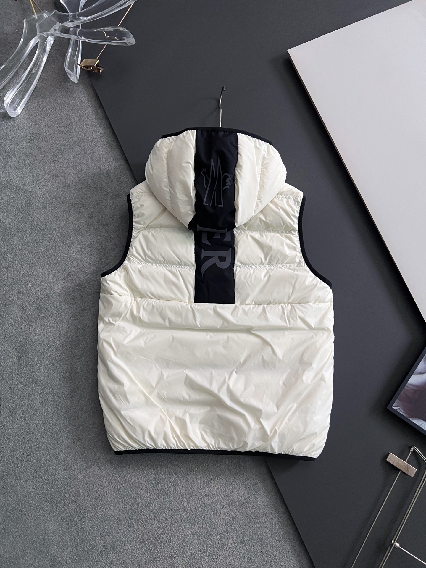 ）Moncle* 轻薄休闲羽绒马甲，轻奢白鸭绒羽绒夹克抵御寒风侵袭，15D高密功能性5防面料，蕞具时尚感