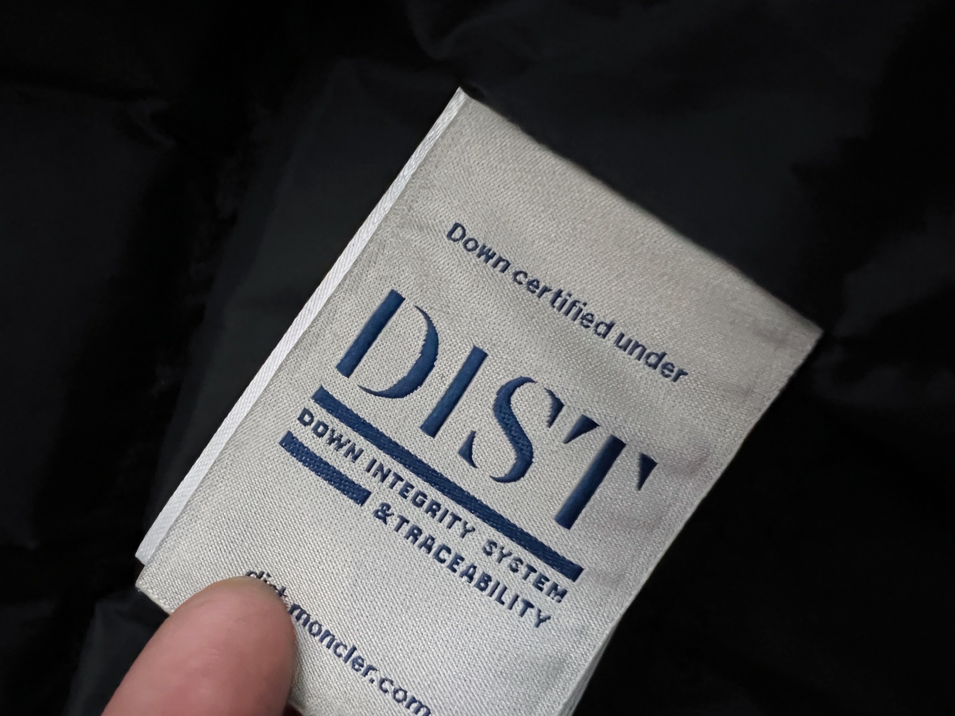 ）Moncle* 轻薄休闲羽绒马甲，轻奢白鸭绒羽绒夹克抵御寒风侵袭，15D高密功能性5防面料，蕞具时尚感