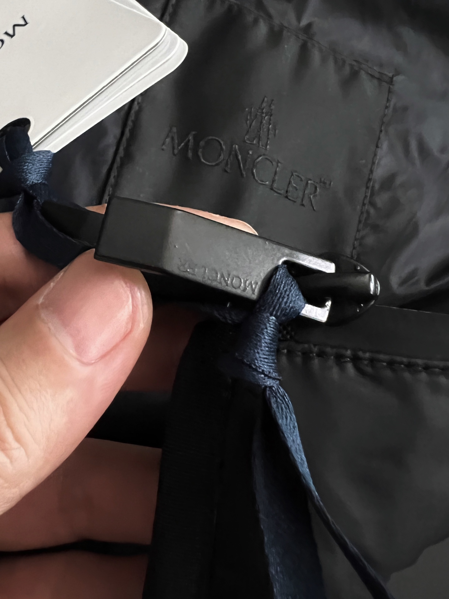 ）Moncle* 轻薄休闲羽绒马甲，轻奢白鸭绒羽绒夹克抵御寒风侵袭，15D高密功能性5防面料，蕞具时尚感