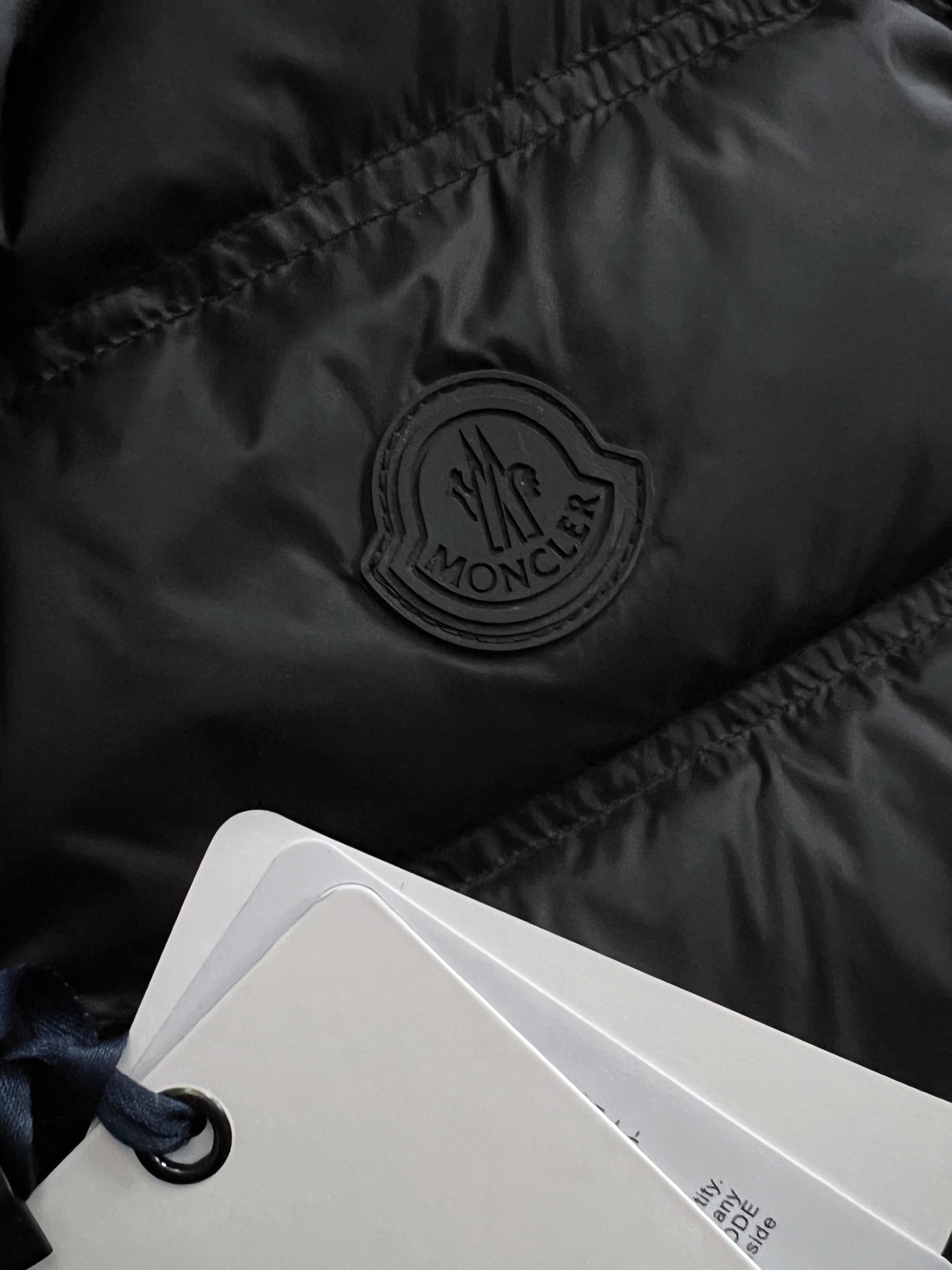 ）Moncle* 轻薄休闲羽绒马甲，轻奢白鸭绒羽绒夹克抵御寒风侵袭，15D高密功能性5防面料，蕞具时尚感