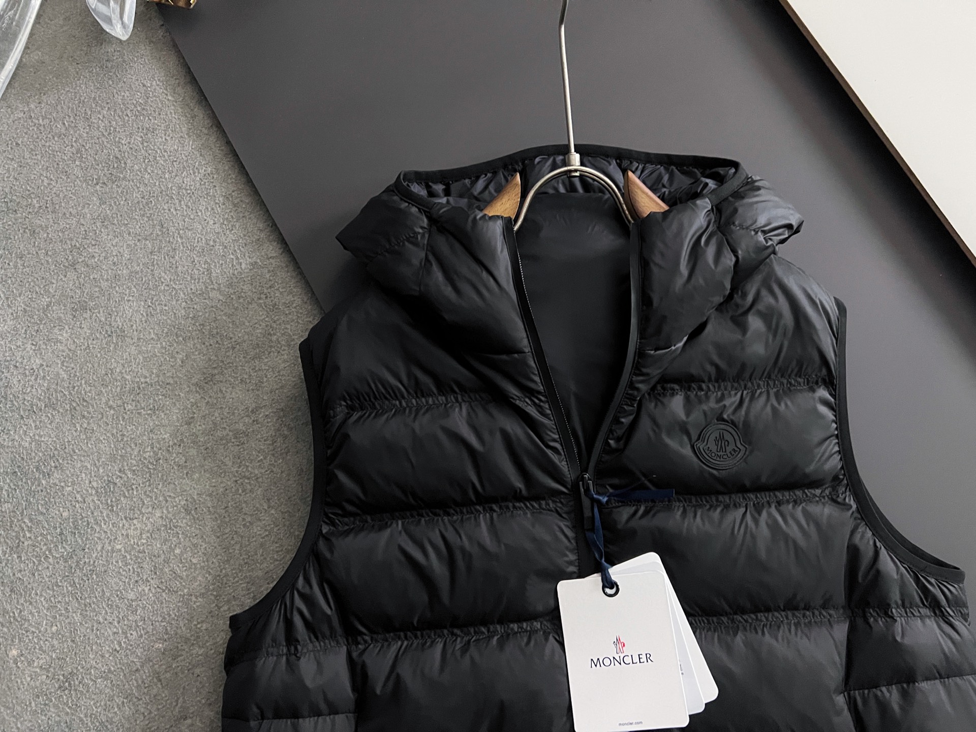 ）Moncle* 轻薄休闲羽绒马甲，轻奢白鸭绒羽绒夹克抵御寒风侵袭，15D高密功能性5防面料，蕞具时尚感