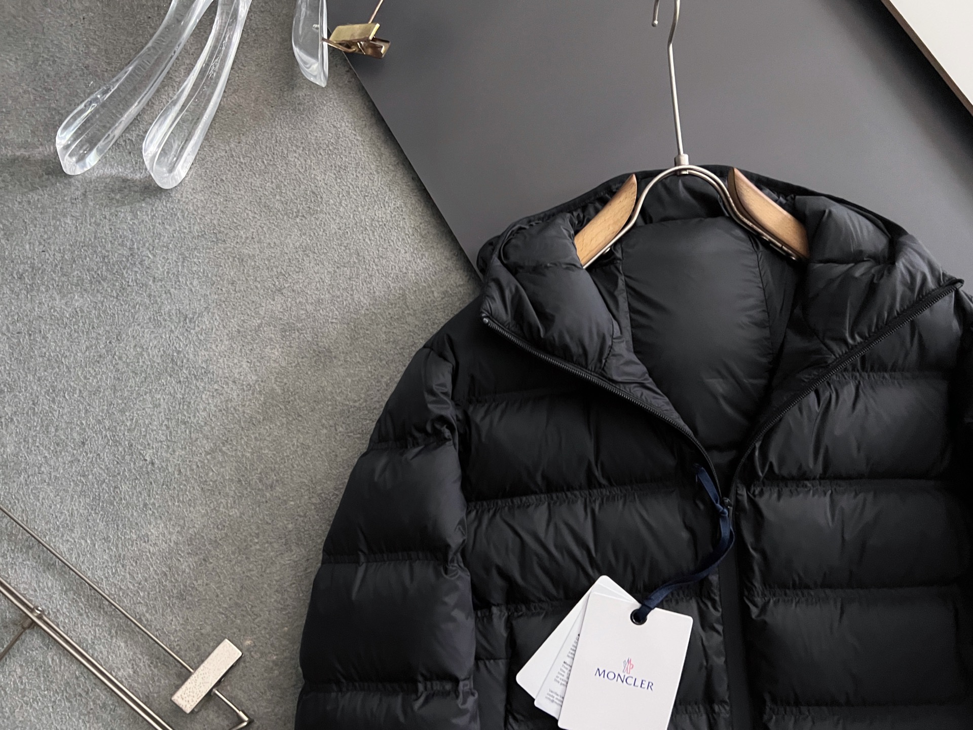 ）Moncle* 轻薄休闲羽绒服，轻奢白鸭绒羽绒夹克抵御寒风侵袭，15D高密功能性5防面料，蕞具时尚感的