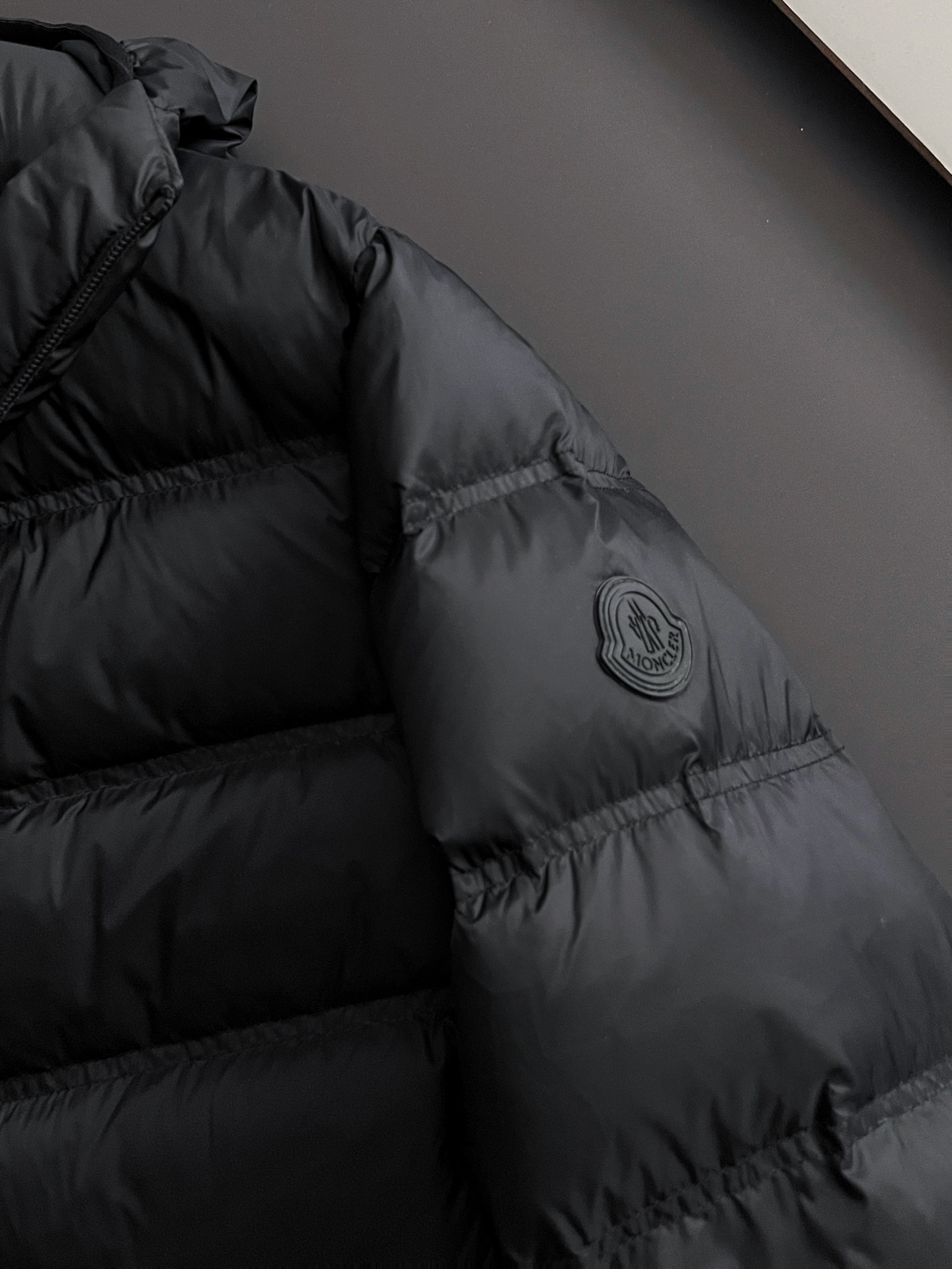 ）Moncle* 轻薄休闲羽绒服，轻奢白鸭绒羽绒夹克抵御寒风侵袭，15D高密功能性5防面料，蕞具时尚感的