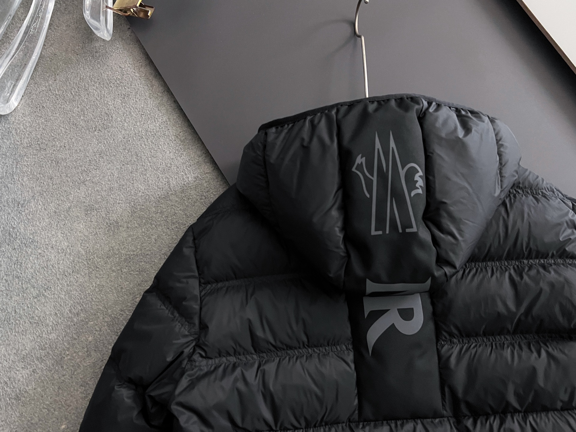 ）Moncle* 轻薄休闲羽绒服，轻奢白鸭绒羽绒夹克抵御寒风侵袭，15D高密功能性5防面料，蕞具时尚感的