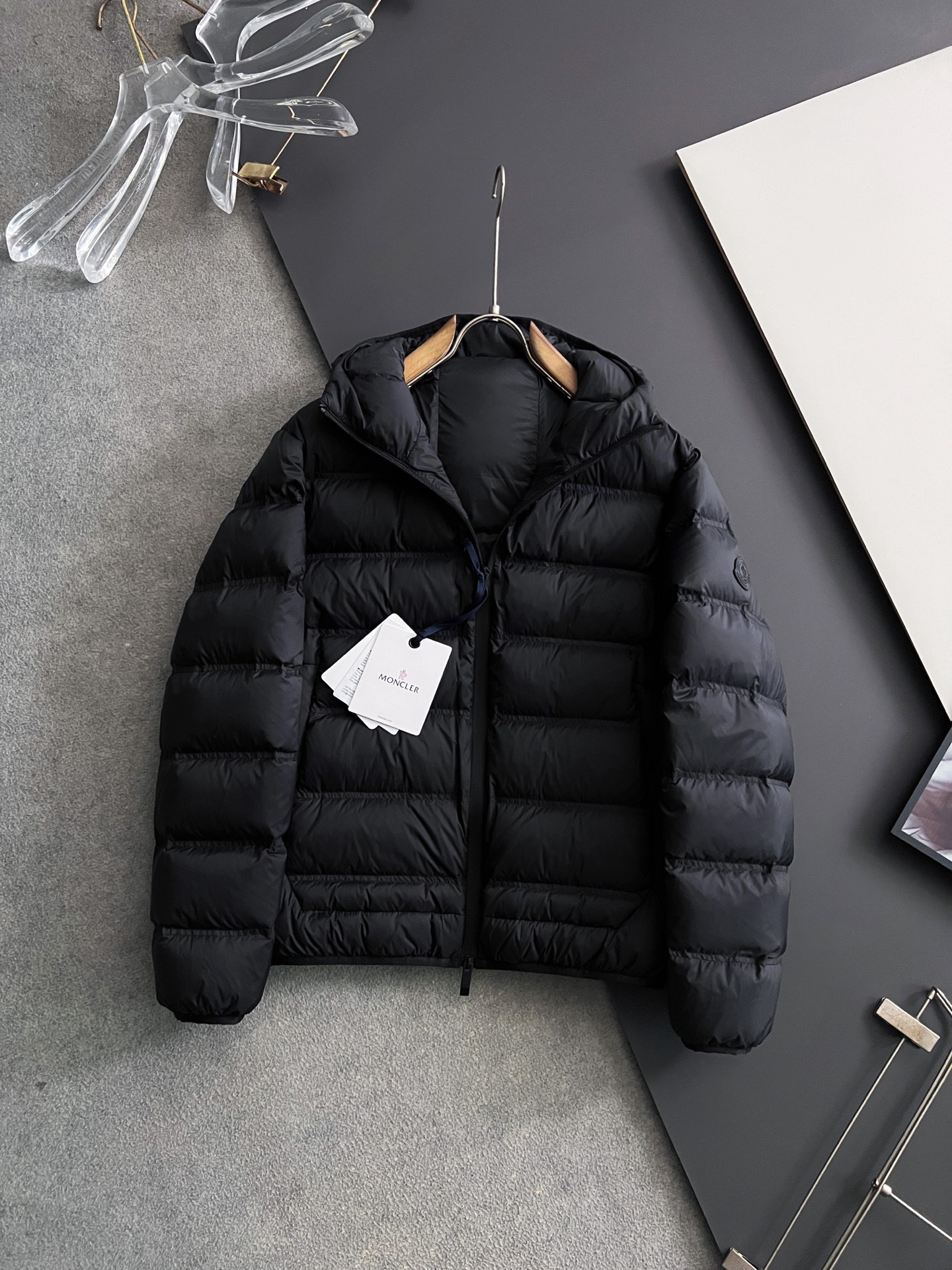 ）Moncle* 轻薄休闲羽绒服，轻奢白鸭绒羽绒夹克抵御寒风侵袭，15D高密功能性5防面料，蕞具时尚感的