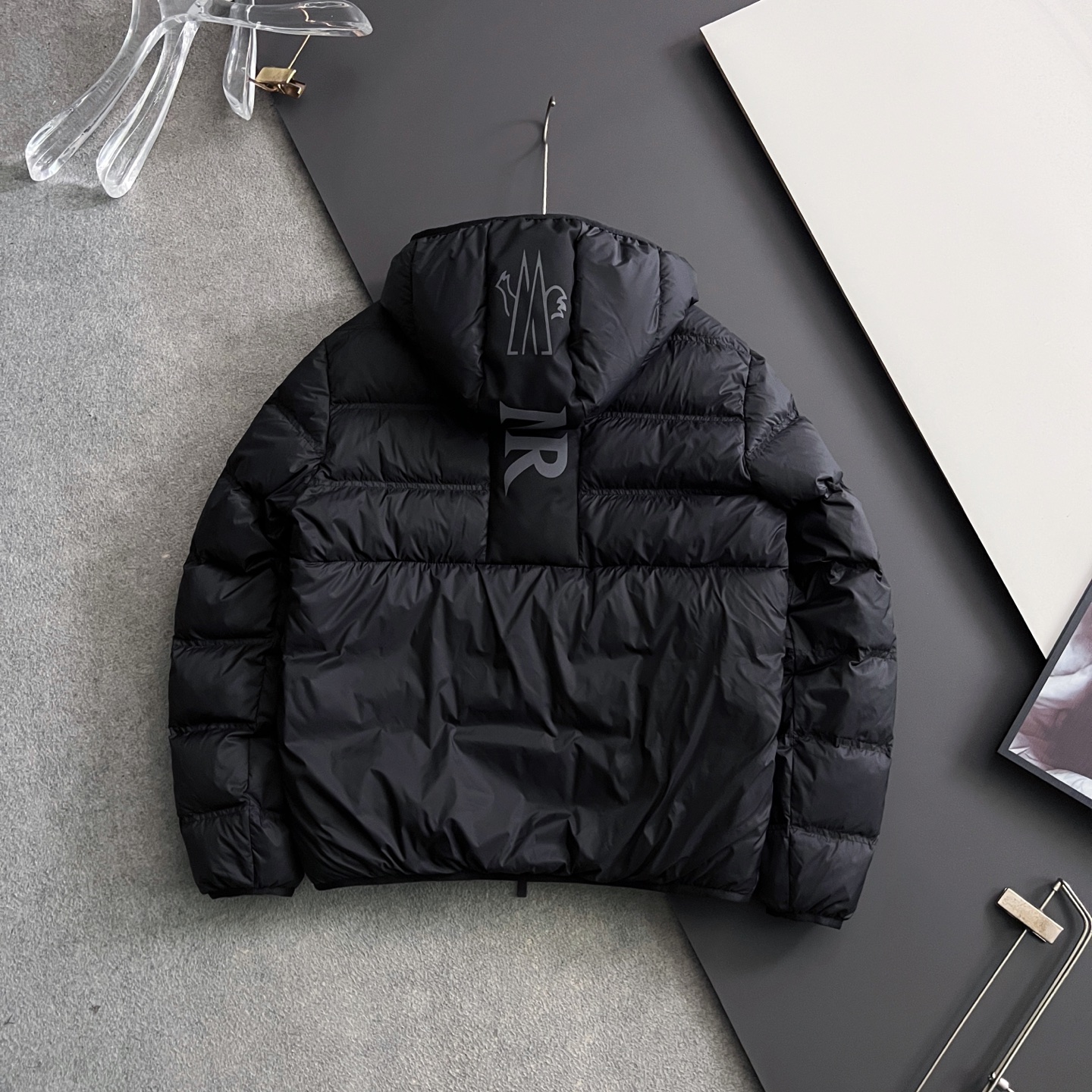 ）Moncle* 轻薄休闲羽绒服，轻奢白鸭绒羽绒夹克抵御寒风侵袭，15D高密功能性5防面料，蕞具时尚感的