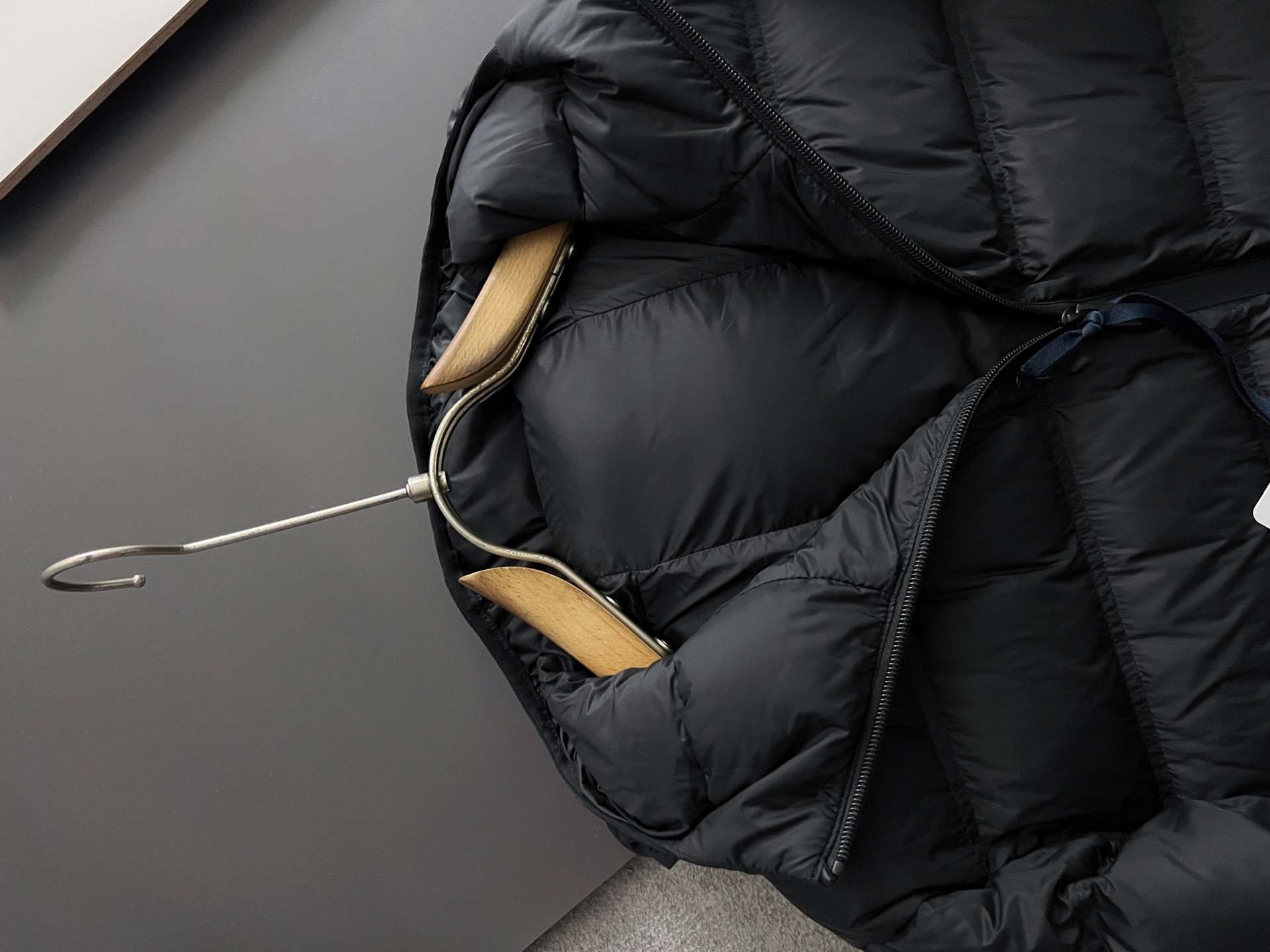 ）Moncle* 轻薄休闲羽绒服，轻奢白鸭绒羽绒夹克抵御寒风侵袭，15D高密功能性5防面料，蕞具时尚感的