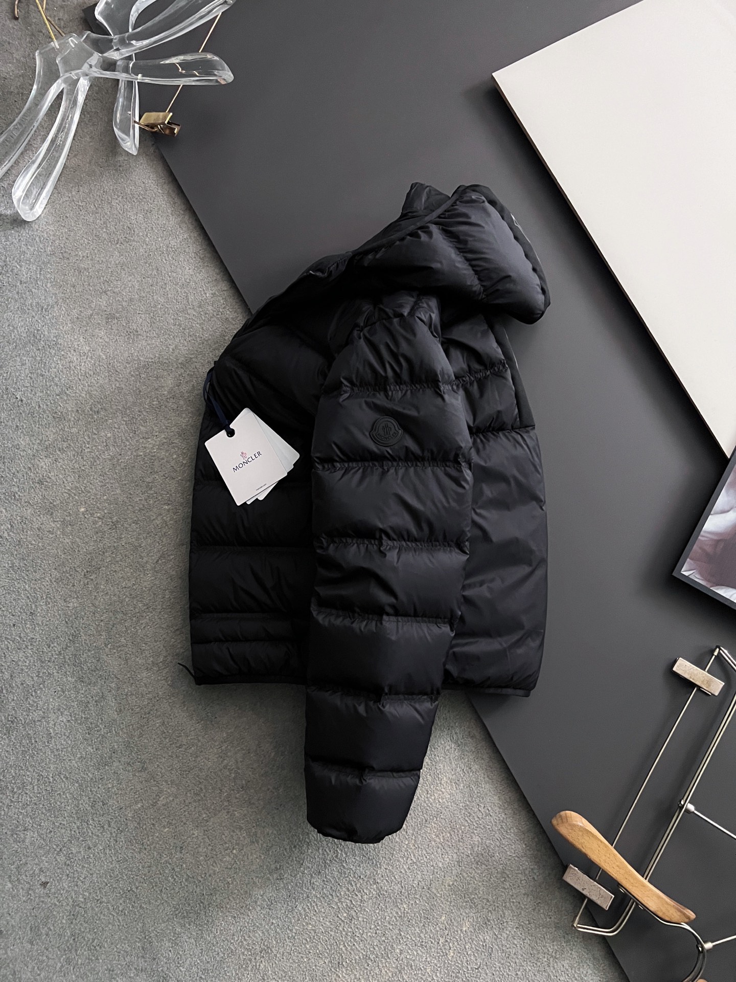 ）Moncle* 轻薄休闲羽绒服，轻奢白鸭绒羽绒夹克抵御寒风侵袭，15D高密功能性5防面料，蕞具时尚感的