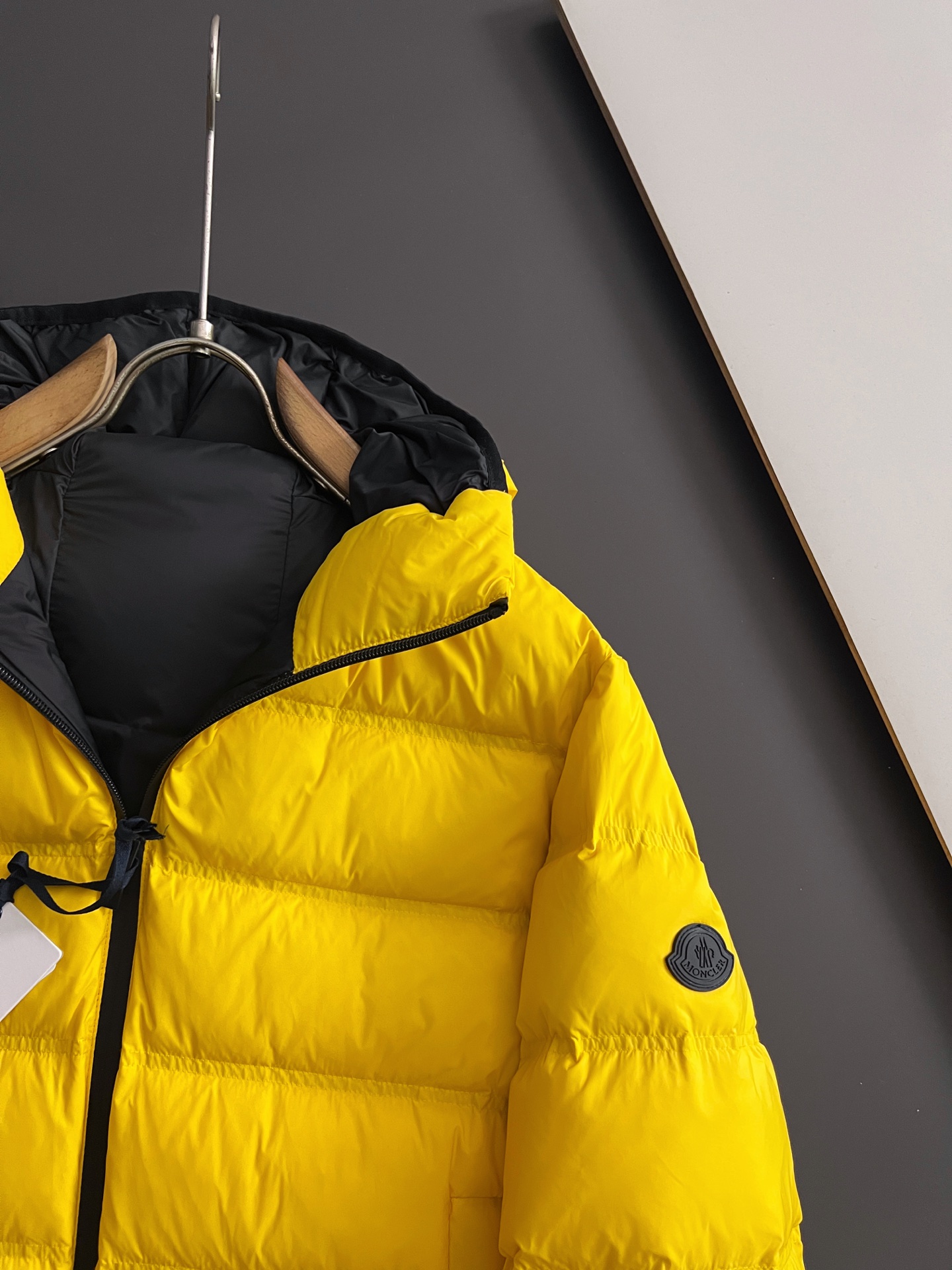 ）Moncle* 轻薄休闲羽绒服，轻奢白鸭绒羽绒夹克抵御寒风侵袭，15D高密功能性5防面料，蕞具时尚感的