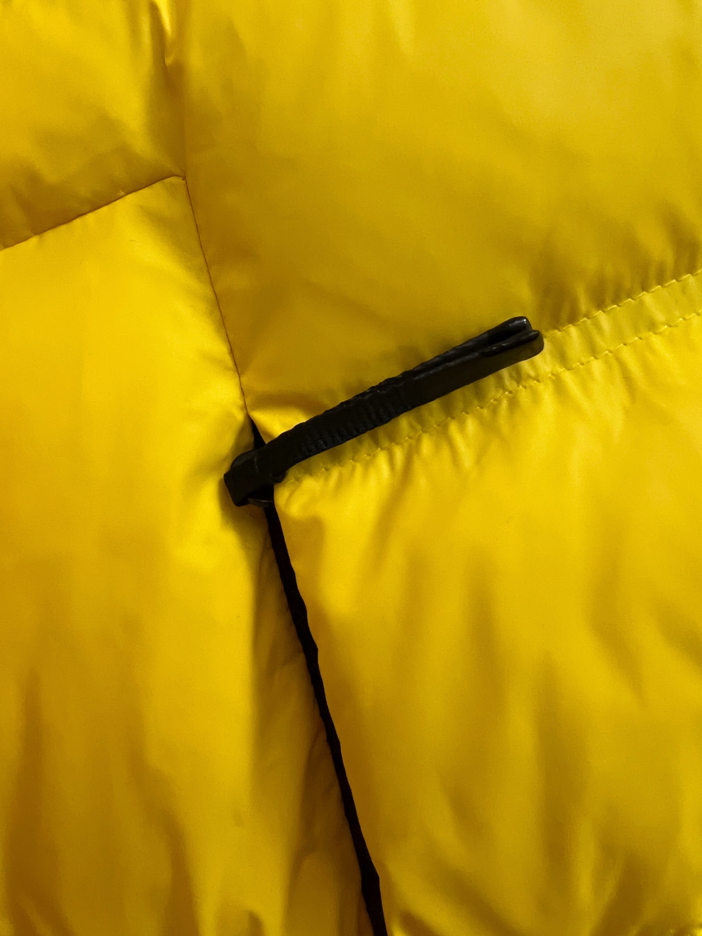 ）Moncle* 轻薄休闲羽绒服，轻奢白鸭绒羽绒夹克抵御寒风侵袭，15D高密功能性5防面料，蕞具时尚感的