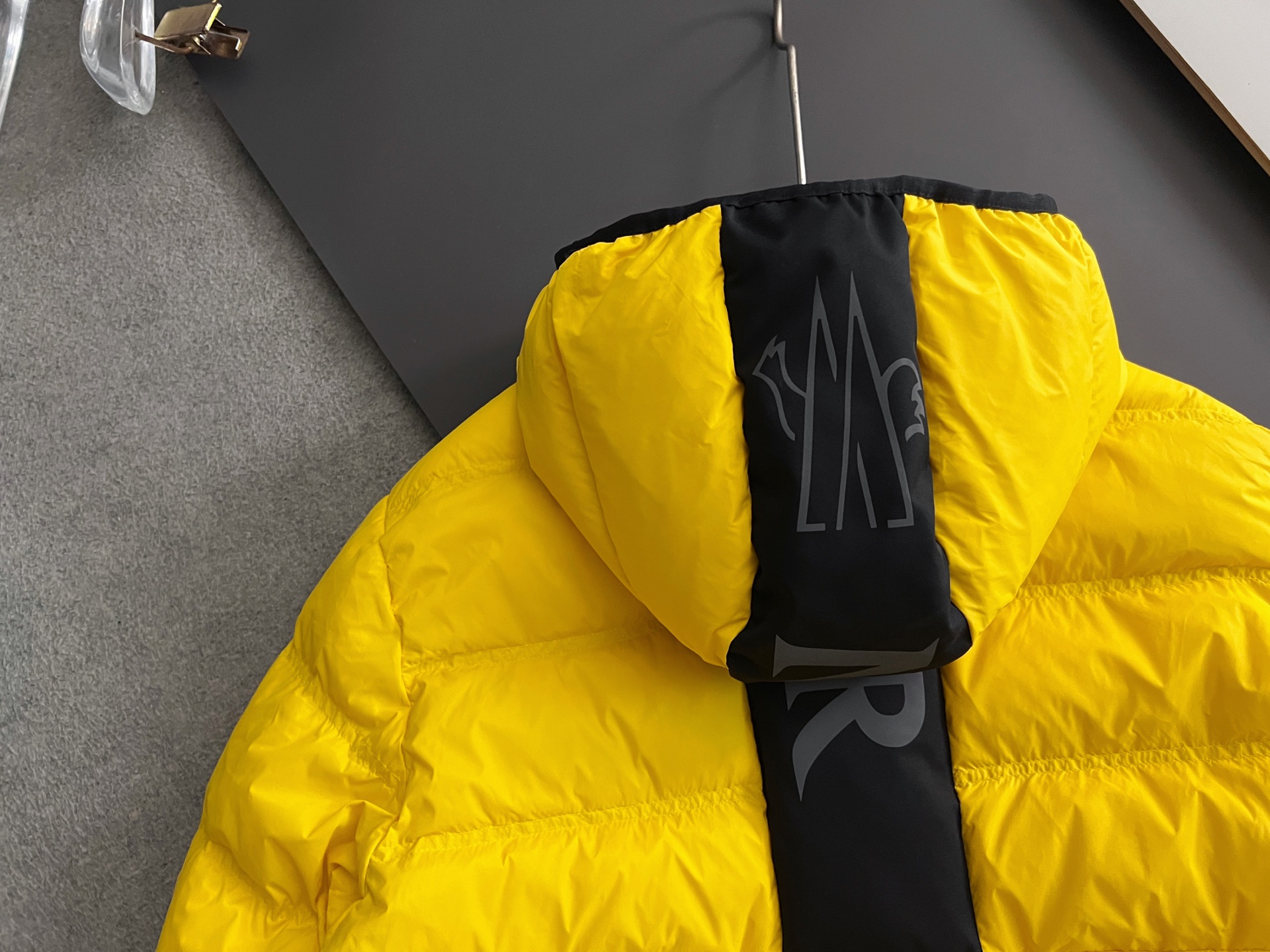 ）Moncle* 轻薄休闲羽绒服，轻奢白鸭绒羽绒夹克抵御寒风侵袭，15D高密功能性5防面料，蕞具时尚感的