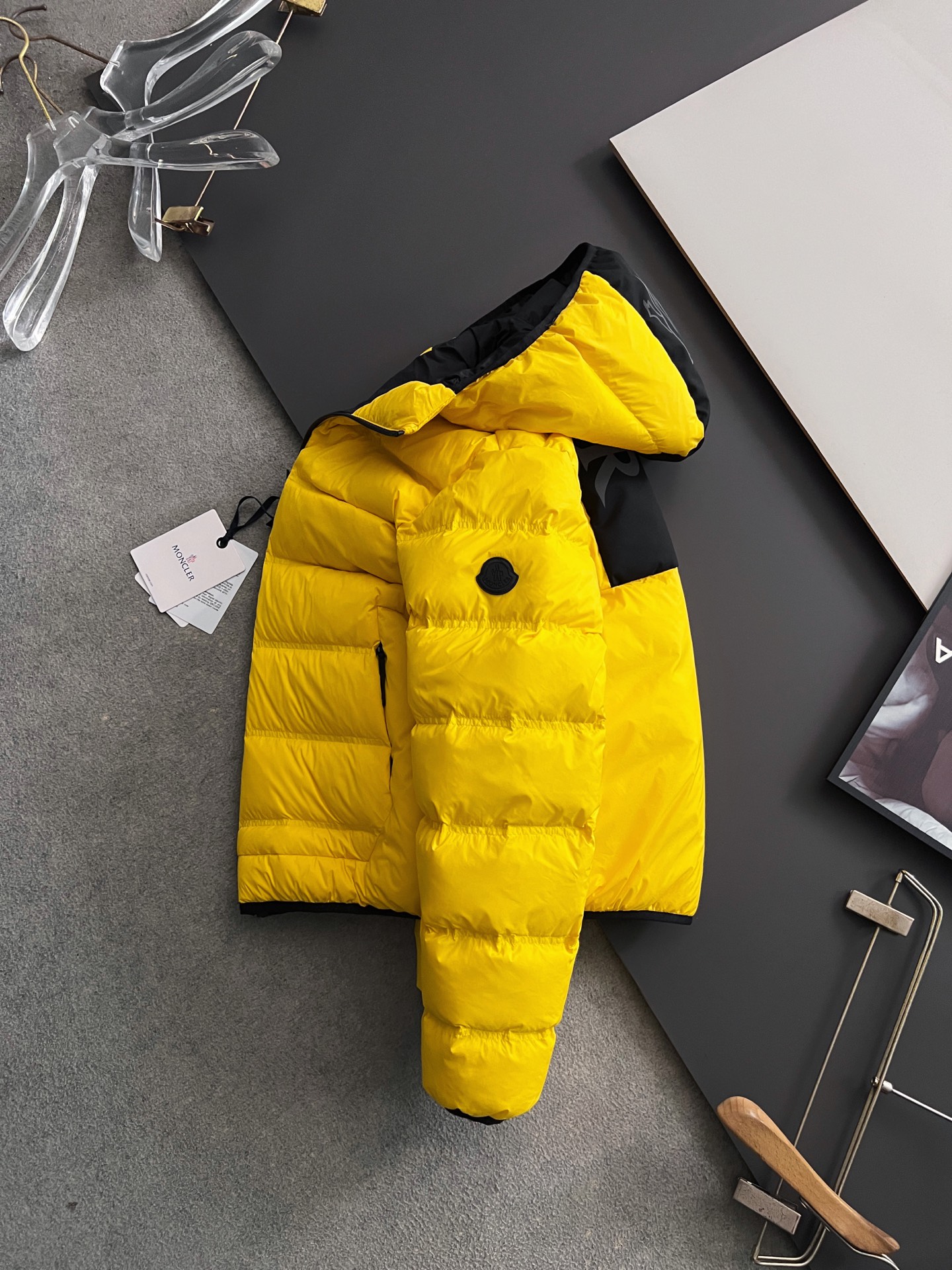 ）Moncle* 轻薄休闲羽绒服，轻奢白鸭绒羽绒夹克抵御寒风侵袭，15D高密功能性5防面料，蕞具时尚感的