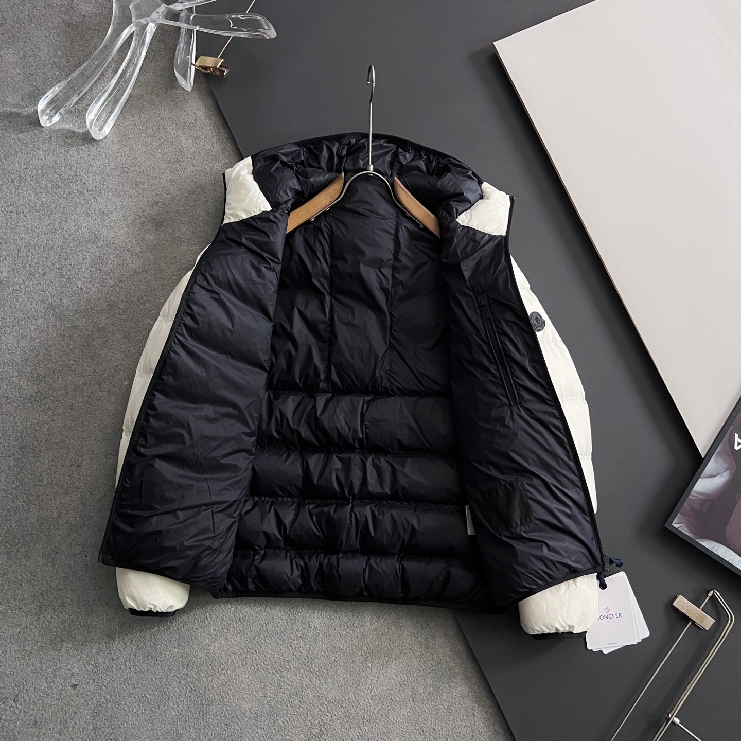 ）Moncle* 轻薄休闲羽绒服，轻奢白鸭绒羽绒夹克抵御寒风侵袭，15D高密功能性5防面料，蕞具时尚感的