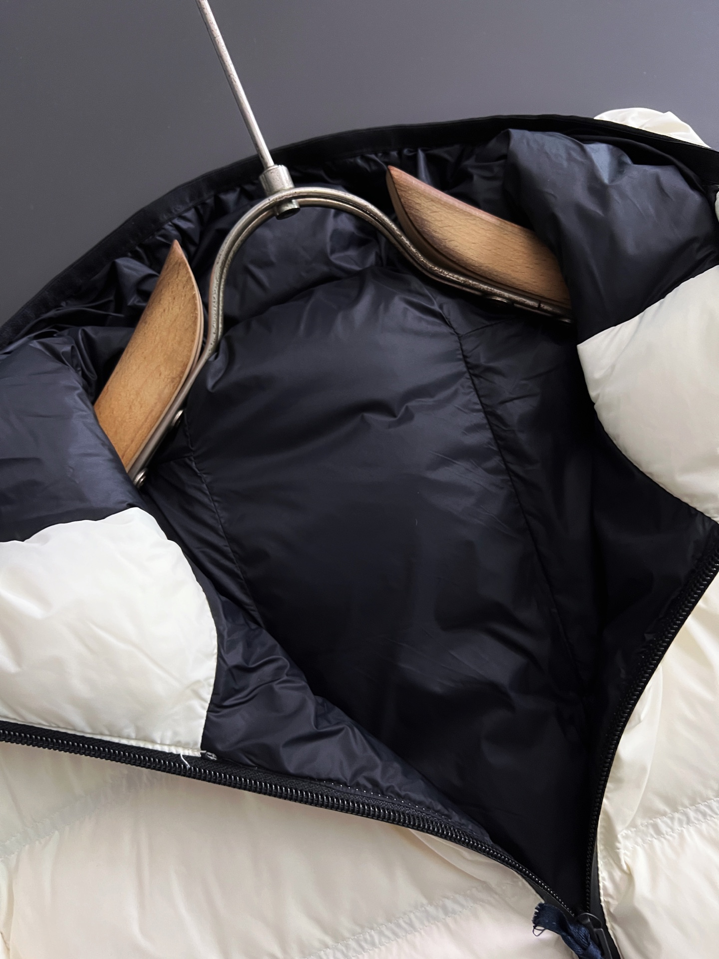 ）Moncle* 轻薄休闲羽绒服，轻奢白鸭绒羽绒夹克抵御寒风侵袭，15D高密功能性5防面料，蕞具时尚感的