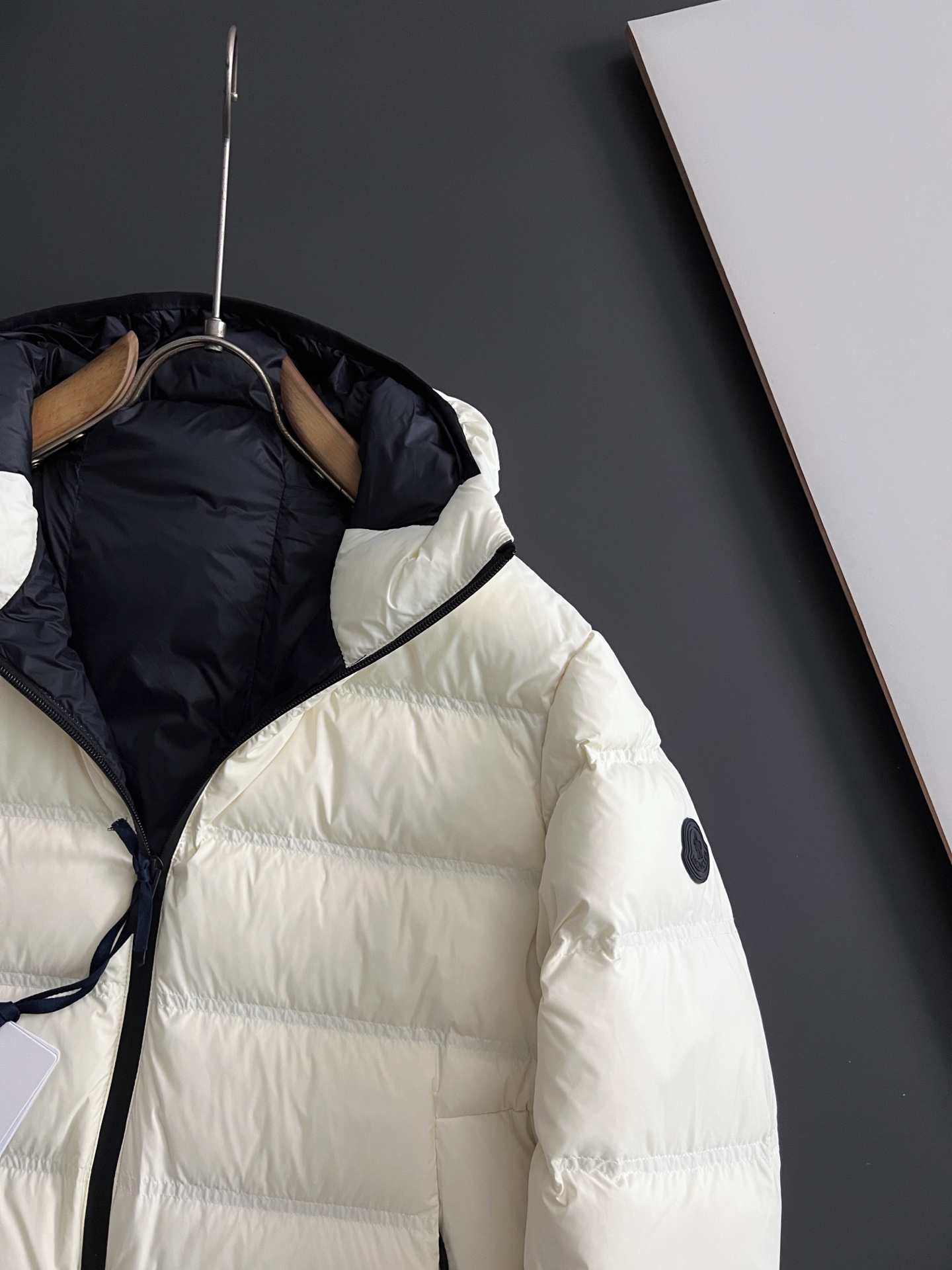 ）Moncle* 轻薄休闲羽绒服，轻奢白鸭绒羽绒夹克抵御寒风侵袭，15D高密功能性5防面料，蕞具时尚感的