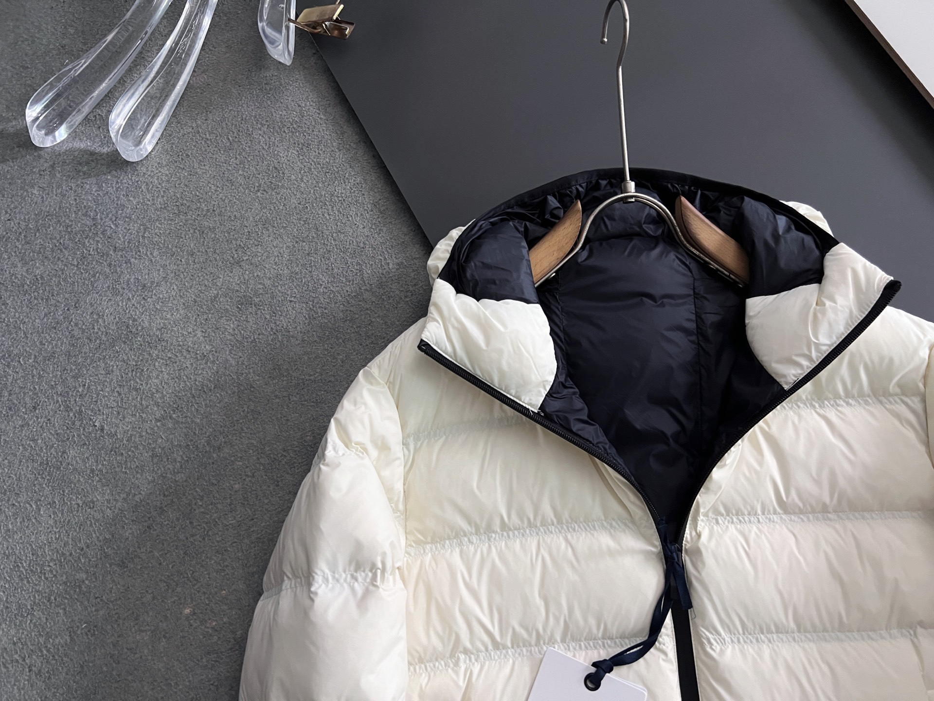 ）Moncle* 轻薄休闲羽绒服，轻奢白鸭绒羽绒夹克抵御寒风侵袭，15D高密功能性5防面料，蕞具时尚感的