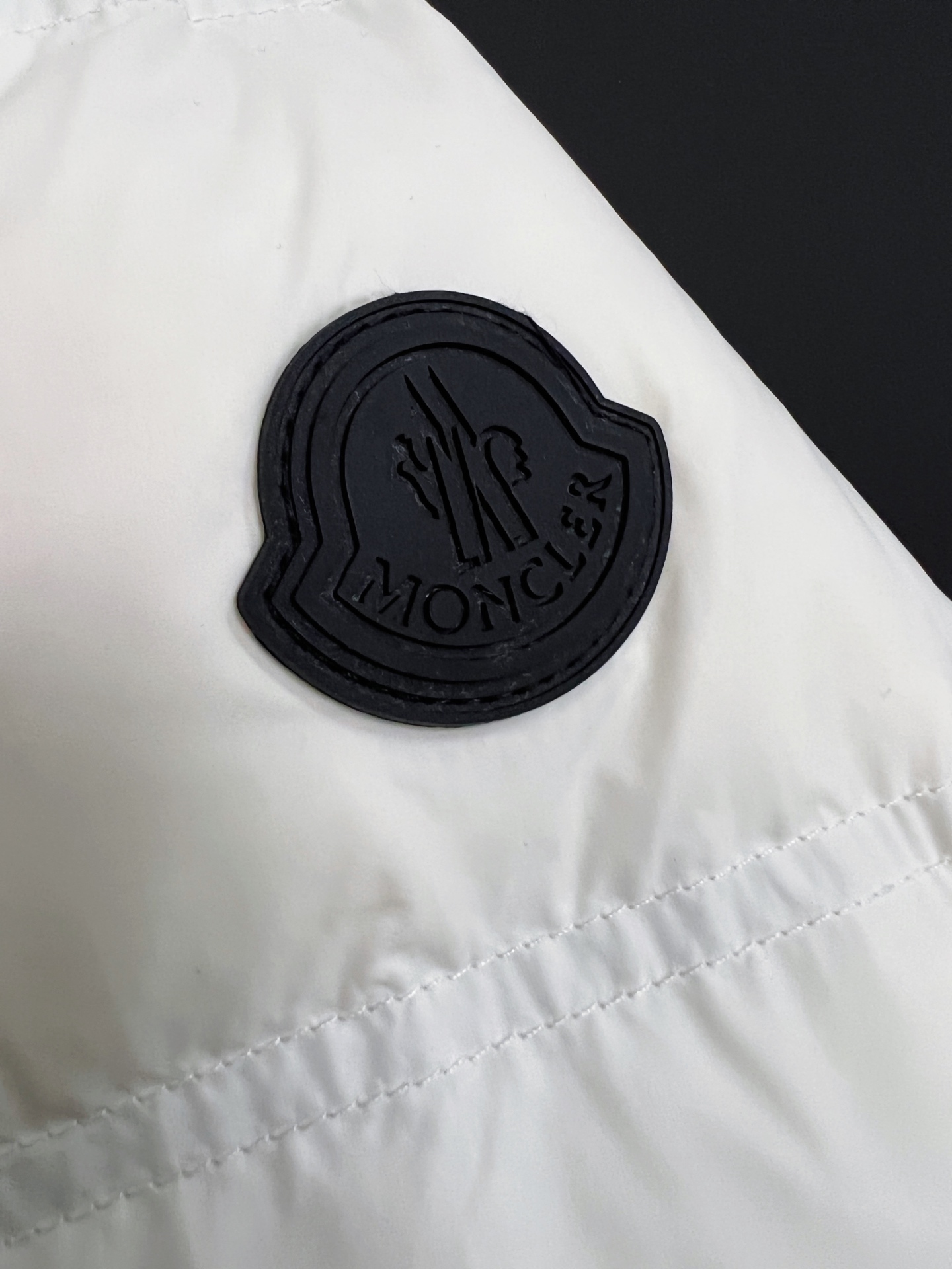 ）Moncle* 轻薄休闲羽绒服，轻奢白鸭绒羽绒夹克抵御寒风侵袭，15D高密功能性5防面料，蕞具时尚感的