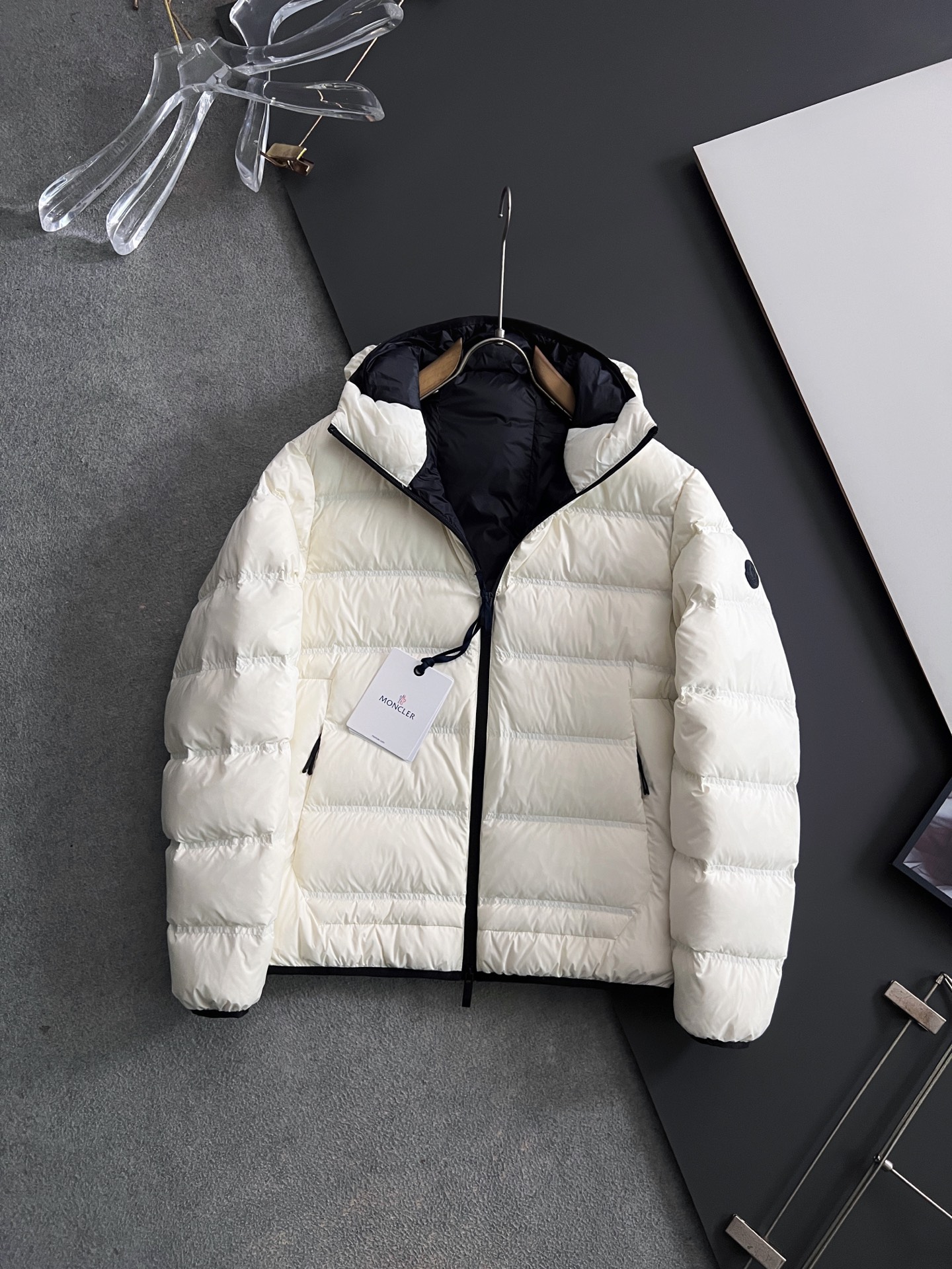 ）Moncle* 轻薄休闲羽绒服，轻奢白鸭绒羽绒夹克抵御寒风侵袭，15D高密功能性5防面料，蕞具时尚感的
