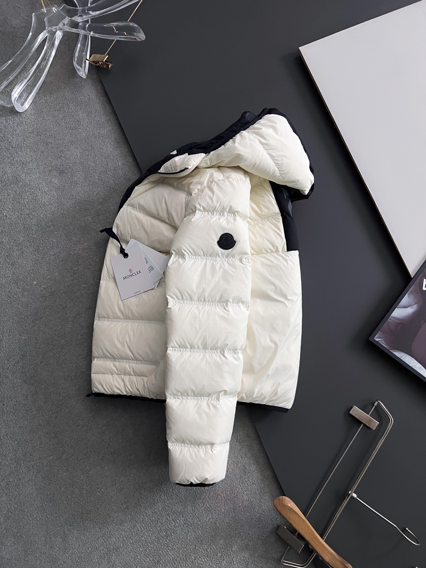 ）Moncle* 轻薄休闲羽绒服，轻奢白鸭绒羽绒夹克抵御寒风侵袭，15D高密功能性5防面料，蕞具时尚感的