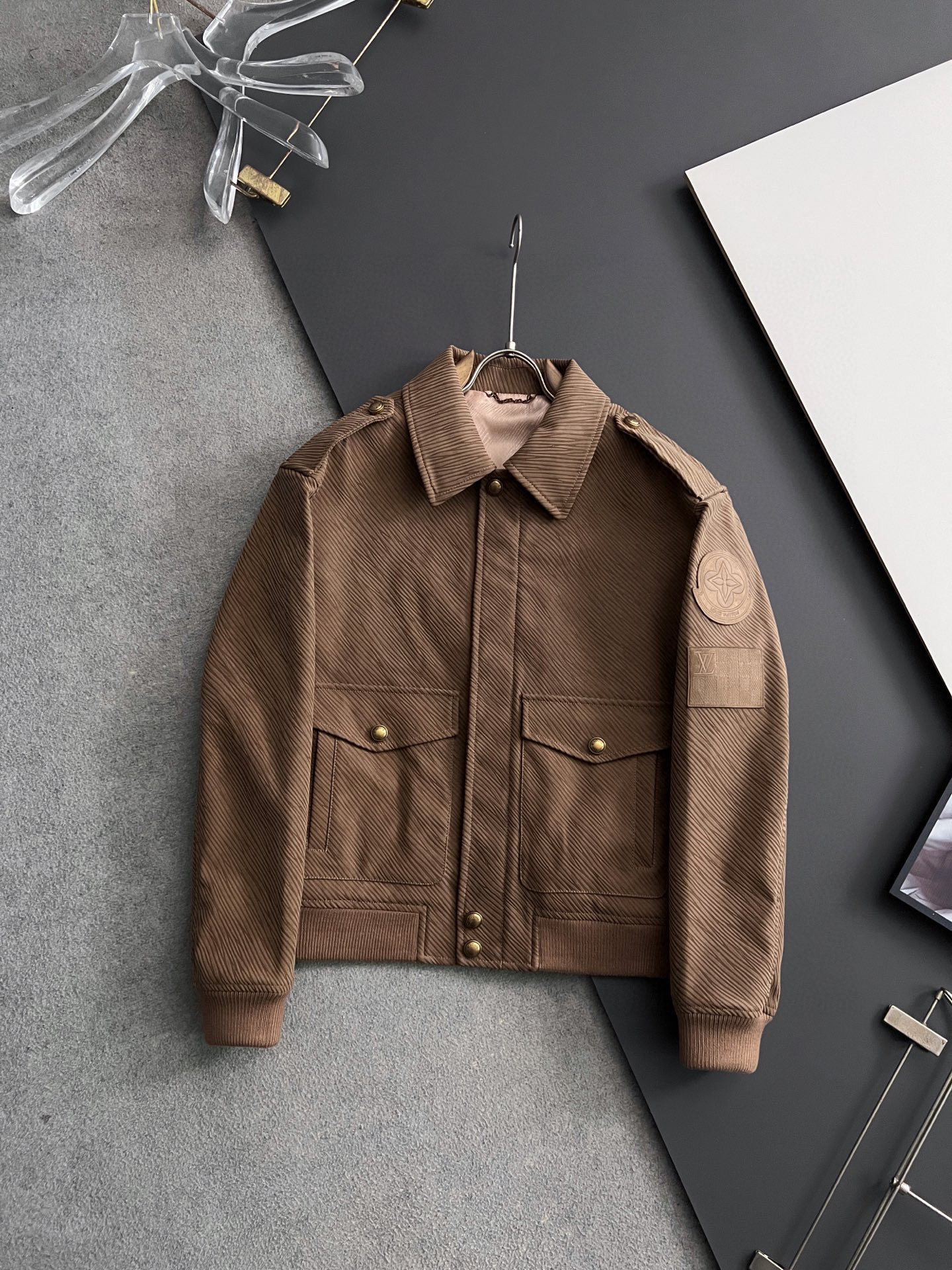 NO:596864,) The same style as the 1V official website, complete with three standards, on sale in advance!  2025ss new autumn and winter men's jackets, original three-standard high-end version!  Custom-made fabrics at the counter are highly breathable and comfortable, with impeccable details and brand element design concepts, reflecting high quality. It feels delicate and soft!  It presents a casual cut and the upper body shape is awesome!  Size M～3XL,,jackets & coats,jackets & coats,alexander wang19860909） 1V官网同款,三标齐全,提前发售！2025ss秋冬新款男士夹克外套,原单三标齐全高端版本！专柜定制面料 透气舒适度高,细节无可挑剔,品牌元素设计理念,体现高品质.手感细腻柔软！呈现休闲裁剪,上身版型超赞！码数M～3XL,,jackets & coats,jackets & coats,alexander wang,Men's clothing