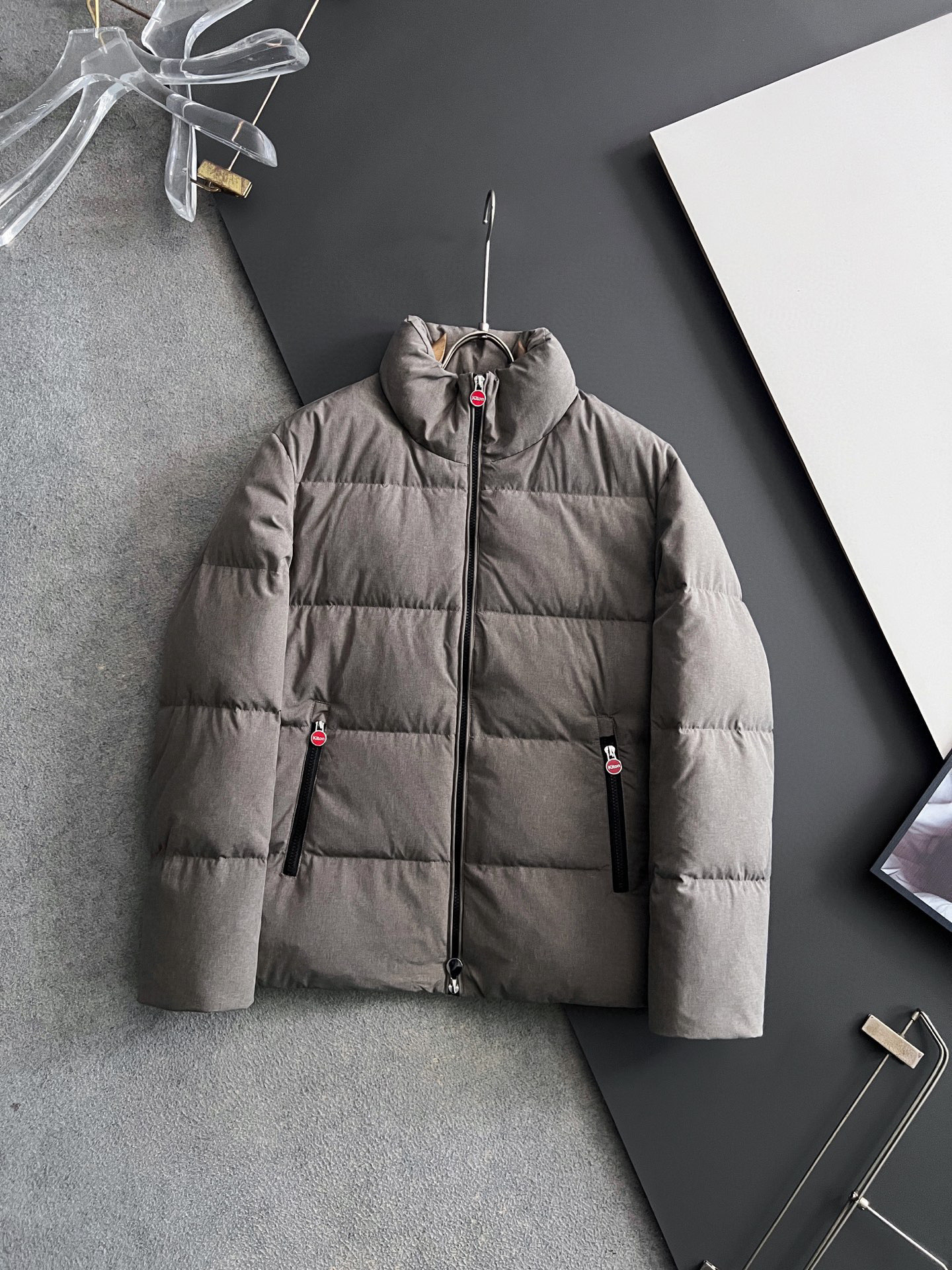 NO:596865,) Kiton*2025 autumn and winter fashionable matte waterproof down jacket, classic embroidery stitching turtle back stand-up lapel dual-use down jacket!  The trading company's heavy-hitting channels are rare, and regional limited editions are hard to come by. One of the most special and popular down jackets, the ultimate Yuhuang limited down jacket, will conquer your autumn and winter every season!  The fabric material of this down jacket is made of iconic matte skin-friendly fabric, which is light and soft to the touch, but has extremely high density and tear strength, and excellent breathability, which is why it can adapt to cold outdoor weather!  The body is made of heightened quilting cutting to ensure that the down inside will not move randomly!  The interior is filled with 90 Euro standard white duck down, making the upper body light, full and warm!  We select customer-provided hardware zipper accessories, strictly control the details of the zipper pull, and the workmanship is very exquisite and stylish. The minimalist style including the color design is full of high-end, the upper body effect is excellent, and it has both thermal insulation and styles. It is a must-have for new and old customers!  Original Color Size 48-56 Size Reference Size 48 Shoulder Width 48 Bust 114 Sleeve Length 63 Clothing Length 68 Size 50 Shoulder Width 49 Bust 118 Sleeve Length 64 Clothing Length 69 Size 52 Shoulder Width 50 Bust 122 Sleeve Length 65 Clothing Length 70 Size 54 Shoulder Width 51 Bust 126 Sleeve Length 66 Clothing Length 71  Size 56, shoulder width 52, bust 130, sleeve length 67, clothing length 72,,jackets & coats,down jacket,alexander wang19860909）Kiton*2025秋冬款时尚哑光防水羽绒服,经典刺绣拼接龟背立领翻领两用羽绒外套！贸易公司重磅渠道稀出,可遇不可求的区域限定款,最特别最火爆的羽绒服之一,极品羽皇限定羽绒服,征服你每一季的秋冬！ 此款羽绒服面料材质选用标志性的哑光亲肤面料,手感轻薄柔软,但又具有极高的密度与撕裂强度,极为出色的透气性能,正因此才能适应户外寒冷天气！衣身采用加高绗缝切割制作,保证内里的羽绒不会随意移动！内里填充的是90欧标白鸭绒,上身轻盈饱满,又保暖！甄选客供五金拉链辅料,拉链头细节上严格品控,做工非常的精致有型,极简风包括色系上的设计都是满满的高级感,上身效果极佳,保温度型款兼备,新老客必入推荐！ 颜色原色 尺码48-56 尺寸参考 48码肩宽48胸围114袖长63衣长68 50码肩宽49胸围118袖长64衣长69 52码肩宽50胸围122袖长65衣长70 54码肩宽51胸围126袖长66衣长71 56码肩宽52胸围130袖长67衣长72,,jackets & coats,down jacket,alexander wang,Men's clothing