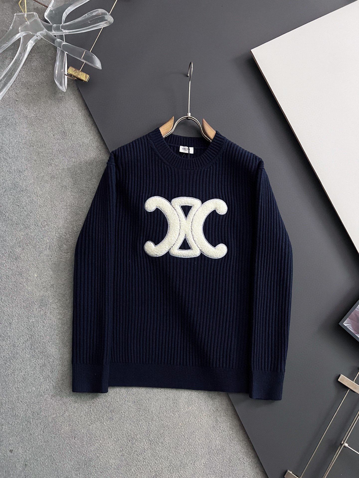 NO:596868,) CEL's new autumn and winter high-weight knitted wool cardigans for men and women, designed with color matching logo stripes!  Crochet logo stripe decoration, classic color crochet design!  This sweater is made of imported knitted wool!  The fabric feels thick and has a certain sense of weight. It has a soft and dense terry texture. It is breathable and comfortable to wear next to the skin. The color is beautiful, eye-catching and fashionable. The unique pattern will definitely make you stand out in the crowd!  Casual cut design!  The upper body effect is age-reducing and versatile. Sizes M-2XL M Bust 54 Shoulder Width 49 Clothing Length 67 Sleeve Length 57 L Bust 56 Shoulder Width 51 Clothing Length 69 Sleeve Length 5819860909）CEL秋冬新款男女同款高克重针织羊毛开衫,配色标识条纹工艺设计！钩织标识条纹修饰,设计经典配色钩织设计！此款毛衣甄选客供进口针织羊毛材质！面料手感偏厚实,有一定的自重感,柔软绵密的毛圈肌理,贴身穿着透气亲肤舒适,色彩靓丽、吸睛时髦度爆棚,与众不同的图案绝对可以让你在人群中出彩万分！休闲版型裁剪设计！上身效果减龄又百搭. 尺码M-2XL M胸围54 肩宽49 衣长67袖长57 L胸围56 肩宽51 衣长69袖长58 XL胸围58 肩宽53 衣长71袖长59 2XL胸围60 肩宽55 衣长73袖长60,,sweaters,alexander wang,Men's clothing