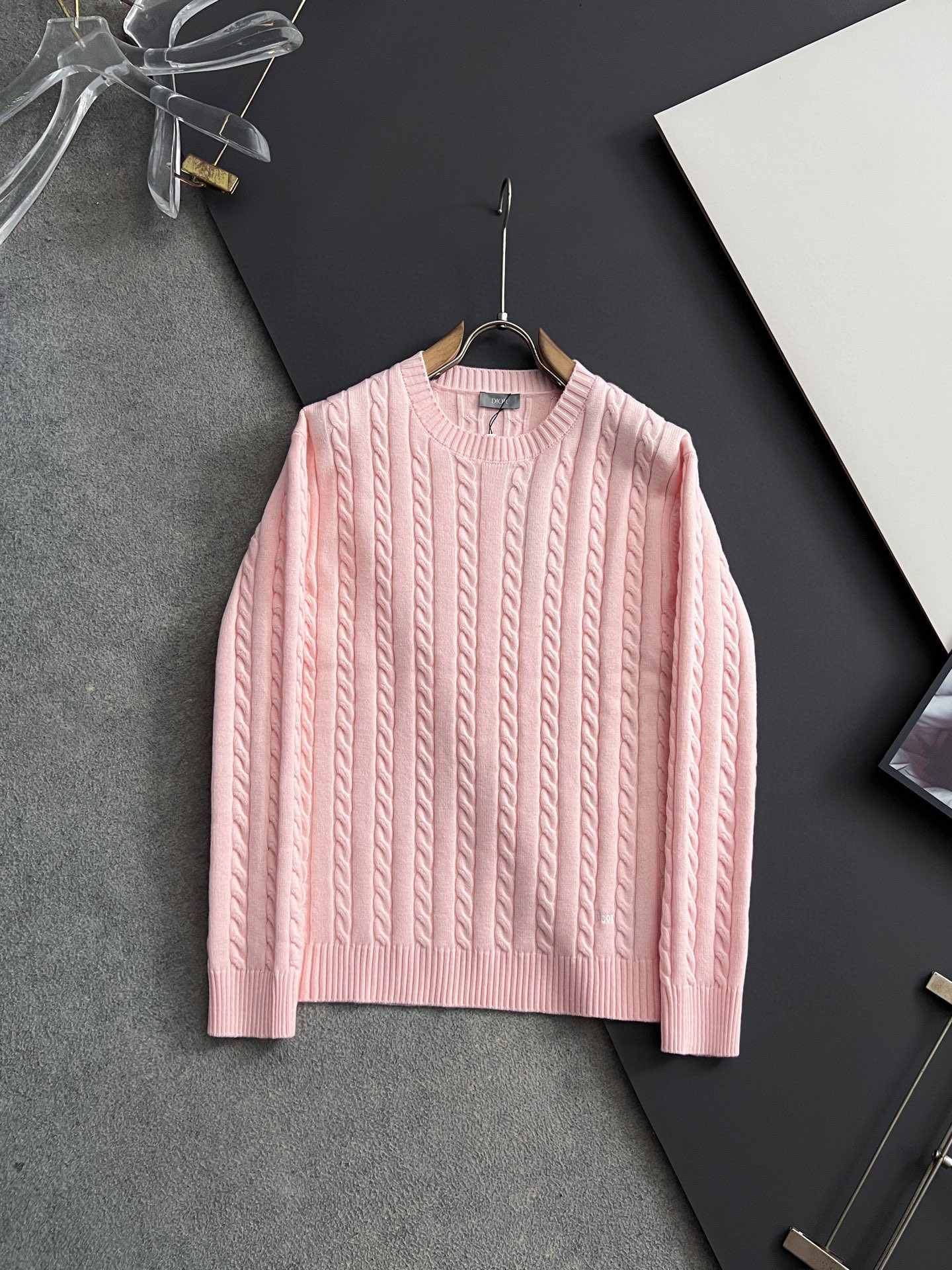 NO:596871,) CD·Saucy pink men's and women's new autumn and winter high-weight knitted wool cardigans for men and women, color matching logo stripe design!  Crochet logo stripe decoration, classic color crochet design!  This sweater is made of imported knitted wool!  The fabric feels thick and has a certain sense of weight. It has a soft and dense terry texture. It is breathable and comfortable to wear next to the skin. The color is beautiful, eye-catching and fashionable. The unique pattern will definitely make you stand out in the crowd!  Casual cut design!  The upper body effect is both age-reducing and versatile. Sizes M-3  Shoulder width 50-51, clothing length 71, sleeve length 59.5, 3XL bust 56-59, shoulder width 52-53, clothing length 73, sleeve length 60.5,,sweaters,alexander wang19860909）CD·骚粉男女同款秋冬新款男女同款高克重针织羊毛开衫,配色标识条纹工艺设计！钩织标识条纹修饰,设计经典配色钩织设计！此款毛衣甄选客供进口针织羊毛材质！面料手感偏厚实,有一定的自重感,柔软绵密的毛圈肌理,贴身穿着透气亲肤舒适,色彩靓丽、吸睛时髦度爆棚,与众不同的图案绝对可以让你在人群中出彩万分！休闲版型裁剪设计！上身效果减龄又百搭. 尺码M-3XL M胸围48-51 肩宽44-45 衣长65袖长56.5 L胸围50-53 肩宽46-47 衣长67袖长57.5 XL胸围52-55 肩宽48-59 衣长69袖长58.5 2XL胸围54-57 肩宽50-51 衣长71袖长59.5 3XL胸围56-59 肩宽52-53 衣长73 袖长60.5,,sweaters,alexander wang,Men's clothing