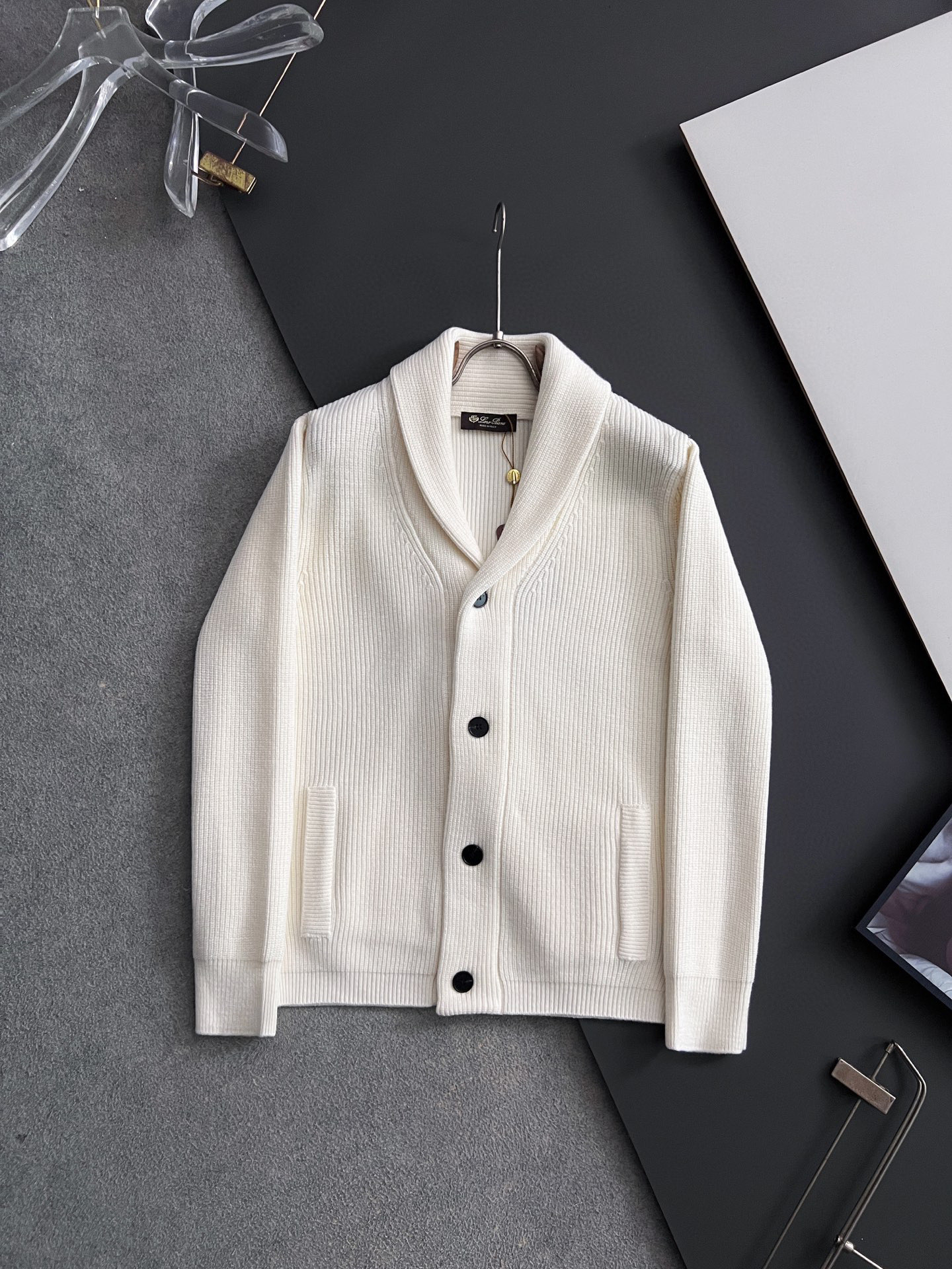 NO:596874,) LP's new autumn and winter high-weight knitted wool cardigan for men and women, designed with color matching logo stripes!  Crochet logo stripe decoration, classic color crochet design!  This sweater is made of imported knitted wool!  The fabric feels thick and has a certain sense of weight. It has a soft and dense terry texture. It is breathable and comfortable to wear next to the skin. The color is beautiful, eye-catching and fashionable. The unique pattern will definitely make you stand out in the crowd!  Casual cut design!  The upper body effect is age-reducing and versatile. Sizes M-2XL M bust 51-53 shoulder width 45-47 dress length 67 sleeve length 59 L bust 53-55 shoulder width 47-49 dress length 69 sleeve length 60 XL bust 55-57 shoulder width 49-51 dress length 71 sleeve length 61 2XL bust 57-59 shoulder width 51-53  Dress length 73, sleeve length 62,,loro piana,sweaters,alexander wang19860909）LP秋冬新款男女同款高克重针织羊毛开衫,配色标识条纹工艺设计！钩织标识条纹修饰,设计经典配色钩织设计！此款毛衣甄选客供进口针织羊毛材质！面料手感偏厚实,有一定的自重感,柔软绵密的毛圈肌理,贴身穿着透气亲肤舒适,色彩靓丽、吸睛时髦度爆棚,与众不同的图案绝对可以让你在人群中出彩万分！休闲版型裁剪设计！上身效果减龄又百搭. 尺码M-2XL M胸围51-53 肩宽45-47 衣长67袖长59 L胸围53-55 肩宽47-49 衣长69袖长60 XL胸围55-57 肩宽49-51 衣长71袖长61 2XL胸围57-59 肩宽51-53 衣长73袖长62,,loro piana,sweaters,alexander wang,Men's clothing