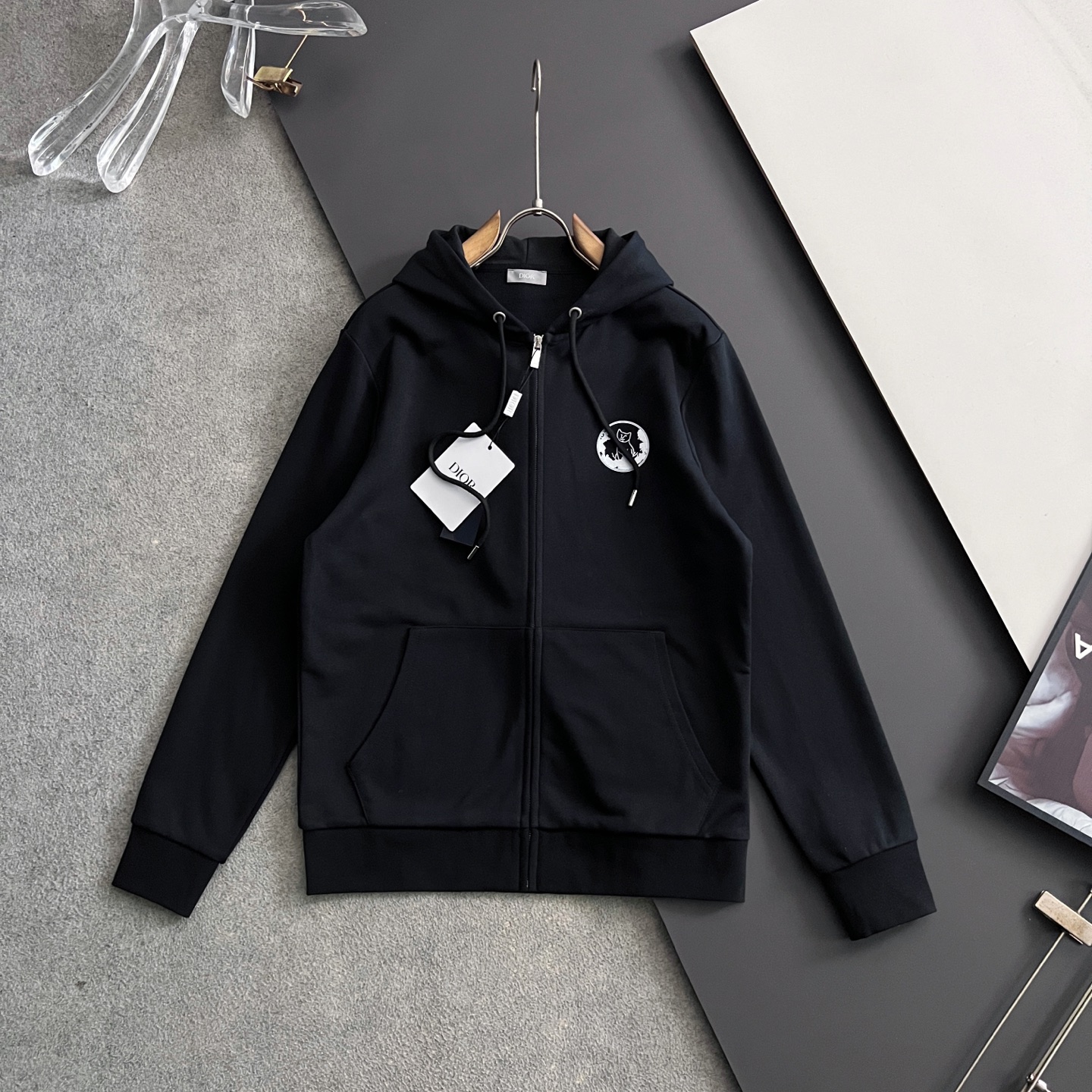 NO:596877,) CD*25FW autumn zippered hooded sweatshirt jacket. Exclusive custom-dyed medium-weight technical jersey fabric, different from the market currency color, school uniform style and age-reducing atmosphere ~ relaxed boyish feel, casual and loose fit, mix and match higher than pressure, drawstring hooded collar, threaded custom-woven custom-dyed cuffs, see-through mesh lining, front opening and closing kangaroo pocket, front decorated with contrasting embroidery logo, all zippers, hardware, and hanging clocks are all matched to the quality xx code size M-3XL  Flower yarn corner flower M Bust 56 Shoulder width 44 Dress length 69 Sleeve length 64 L Bust 58 Shoulder width 46 Dress length 71 Sleeve length 65  Sleeve length 68,,hoodie,sweatshirts,jackets & coats,hats,alexander wang19860909）CD*25FW秋季拉链连帽卫衣外套 独家定染中克重科技平纹针织面料,区别市场通货颜色校服风减龄气息～松弛少年感,休闲宽松版型,混搭高于压力,抽绳连帽衣领,螺纹定织定染袖口,透视网内里,正面开合袋鼠口袋,正面饰以撞色刺绣标识,所有拉链、五金、吊钟全部对版品质xx 码数M-3XL 花纱角花 M胸围56 肩宽44 衣长69袖长64 L胸围58 肩宽46 衣长71袖长65 XL胸围60 肩宽48 衣长73袖长66 2XL胸围62 肩宽50 衣长75袖长67 3XL胸围64 肩宽52 衣长77 袖长68,,hoodie,sweatshirts,jackets & coats,hats,alexander wang,Men's clothing