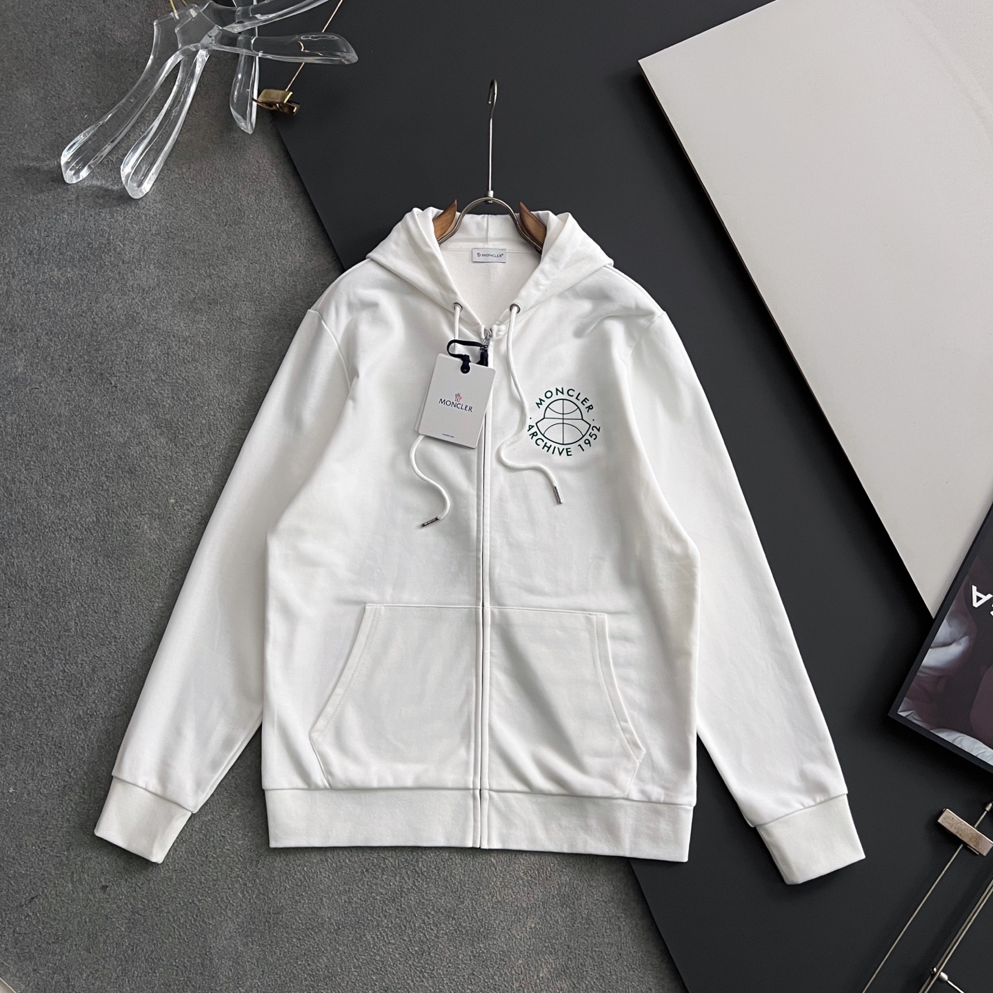 NO:596880,) Mon*25FW Autumn zippered hooded sweatshirt jacket. Exclusive custom-dyed medium-weight technical jersey fabric, different from market currency colors, school uniform style and age-reducing atmosphere ~ relaxed boyish feel, casual and loose fit, mix and match higher than pressure, drawstring hooded collar, threaded custom-woven custom-dyed cuffs, see-through mesh lining, front opening and closing kangaroo pocket, front decorated with contrasting embroidery logo, all zippers, hardware, and hanging clocks are all matched to the quality xx code size M-3XL  Flower yarn corner flower M Bust 56 Shoulder width 44 Dress length 69 Sleeve length 64 L Bust 58 Shoulder width 46 Dress length 71 Sleeve length 65  Sleeve length 68,,hoodie,sweatshirts,jackets & coats,hats,alexander wang19860909）Mon*25FW秋季拉链连帽卫衣外套 独家定染中克重科技平纹针织面料,区别市场通货颜色校服风减龄气息～松弛少年感,休闲宽松版型,混搭高于压力,抽绳连帽衣领,螺纹定织定染袖口,透视网内里,正面开合袋鼠口袋,正面饰以撞色刺绣标识,所有拉链、五金、吊钟全部对版品质xx 码数M-3XL 花纱角花 M胸围56 肩宽44 衣长69袖长64 L胸围58 肩宽46 衣长71袖长65 XL胸围60 肩宽48 衣长73袖长66 2XL胸围62 肩宽50 衣长75袖长67 3XL胸围64 肩宽52 衣长77 袖长68,,hoodie,sweatshirts,jackets & coats,hats,alexander wang,Men's clothing