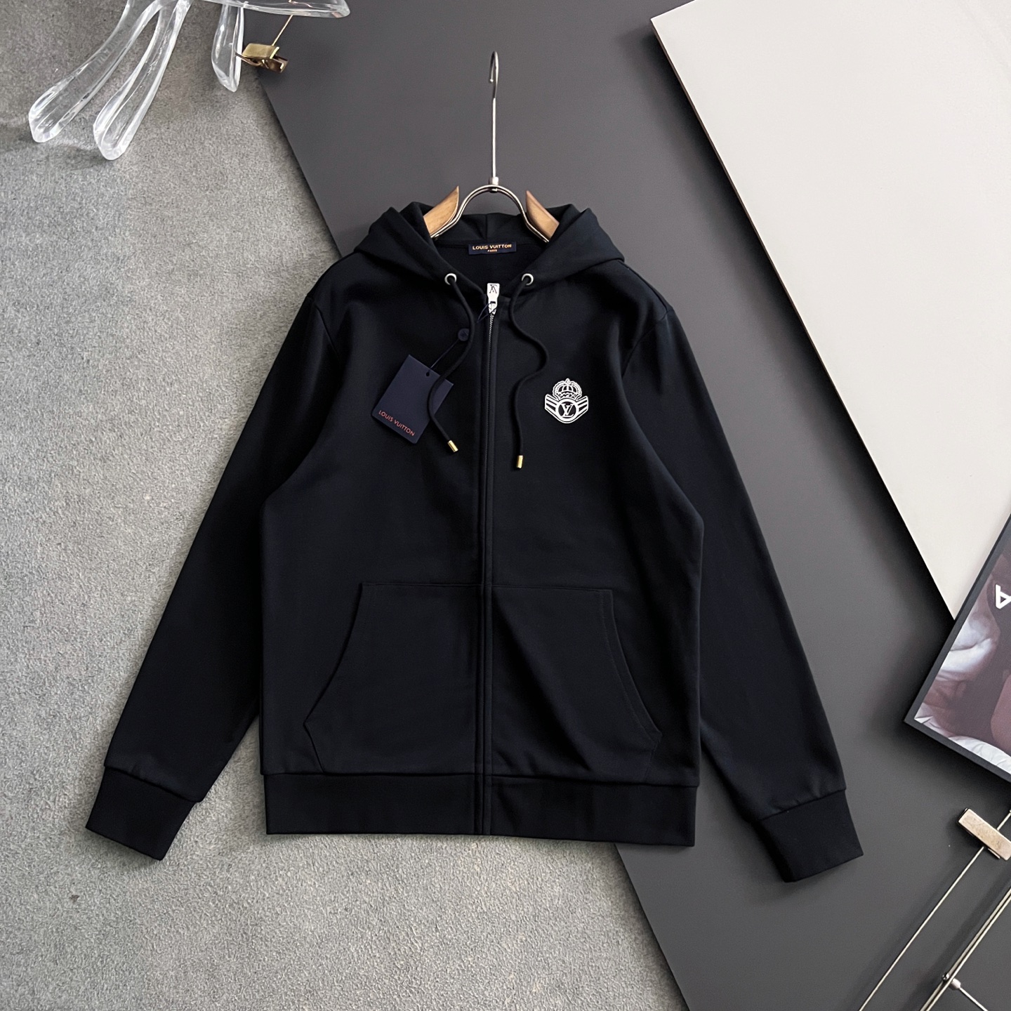 NO:596883,) 1V*25FW Autumn zippered hooded sweatshirt jacket. Exclusive custom-dyed medium-weight technical plain knit fabric, different from the market currency color, school uniform style and age-reducing atmosphere ~ relaxed boyish feel, casual and loose fit, mix and match higher than pressure, drawstring hooded collar, threaded custom-woven custom-dyed cuffs, see-through mesh lining, front opening and closing kangaroo pocket, front decorated with contrasting embroidery logo, all zippers, hardware, and hanging clocks are all matched to the quality xx code size M-3XL  Flower yarn corner flower M Bust 56 Shoulder width 44 Dress length 69 Sleeve length 64 L Bust 58 Shoulder width 46 Dress length 71 Sleeve length 65  Sleeve length 68,,hoodie,sweatshirts,jackets & coats,hats,alexander wang19860909）1V*25FW秋季拉链连帽卫衣外套 独家定染中克重科技平纹针织面料,区别市场通货颜色校服风减龄气息～松弛少年感,休闲宽松版型,混搭高于压力,抽绳连帽衣领,螺纹定织定染袖口,透视网内里,正面开合袋鼠口袋,正面饰以撞色刺绣标识,所有拉链、五金、吊钟全部对版品质xx 码数M-3XL 花纱角花 M胸围56 肩宽44 衣长69袖长64 L胸围58 肩宽46 衣长71袖长65 XL胸围60 肩宽48 衣长73袖长66 2XL胸围62 肩宽50 衣长75袖长67 3XL胸围64 肩宽52 衣长77 袖长68,,hoodie,sweatshirts,jackets & coats,hats,alexander wang,Men's clothing