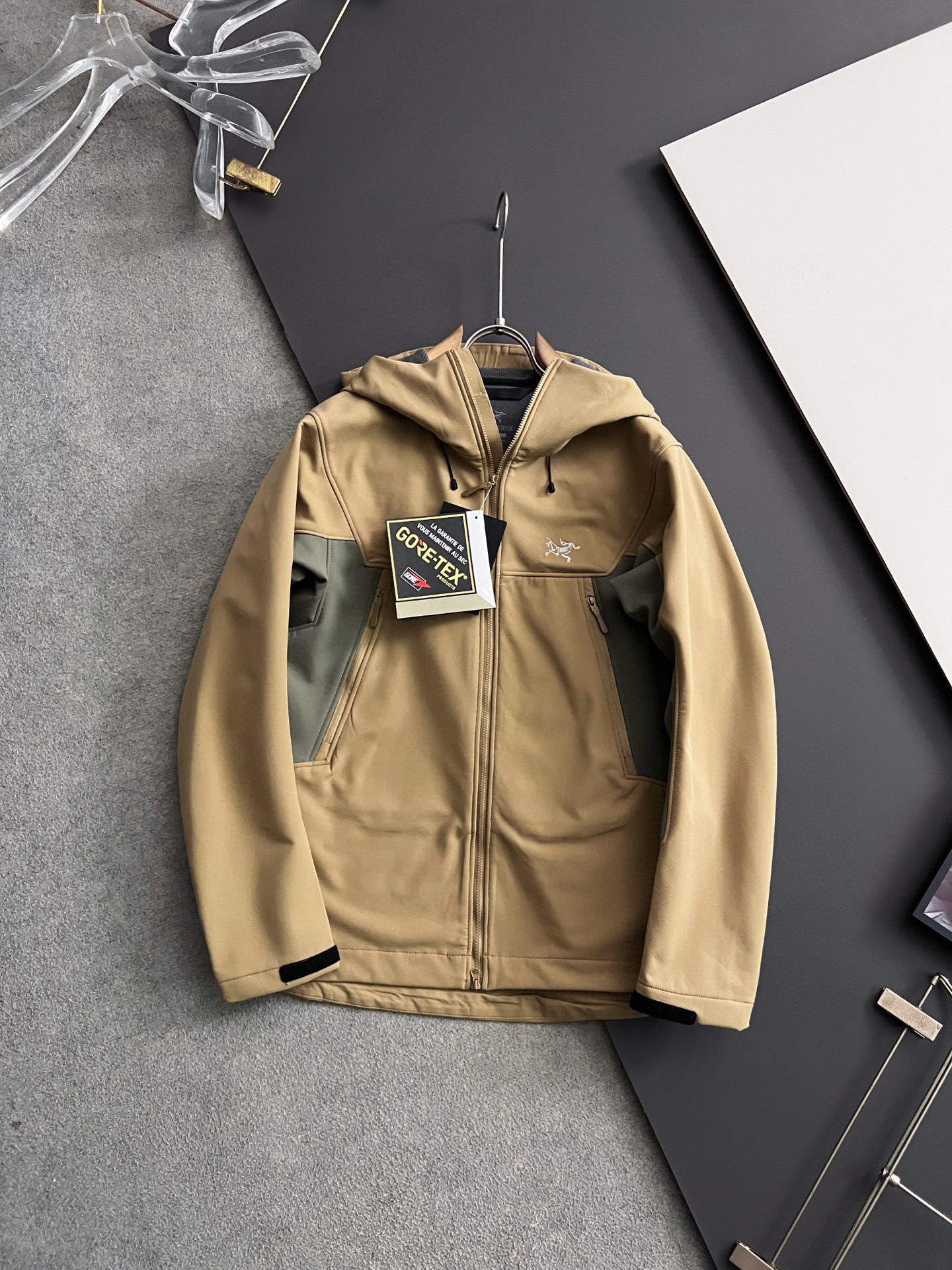 NO:596886,) Ancestor* 2025Ss new autumn and winter cotton jacket small coat!  The texture and fabric are so perfect that it is a basic and versatile style. It is a professional anti-bacterial, anti-static, far-infrared heating technology fabric, with suede inside. The hooded design has smooth textured hardware. The fully sealed zipper pocket has excellent breathability and thermal adjustment, is close-fitting and comfortable, and has enough heat-locking effect. Anyone can look handsome and invincible, and it is versatile for commuting. Sizes M-3XL.,,jackets & coats,jackets &  coats,hats,alexander wang19860909）始祖*2025Ss秋冬新款棉夹克小外套！质感与面料完美到爆基础百搭不挑人的款式,专业抗菌防静电、远红外升温科技面料,内附绒面,连帽设计质感五金顺滑流畅,全封胶拉链口袋拥有出色的透气性和热调性、贴身舒适,具有足够锁温保暖的效果,任谁上身都是帅气无敌,又百搭通勤.尺码M-3XL.,,jackets & coats,jackets & coats,hats,alexander wang,Men's clothing